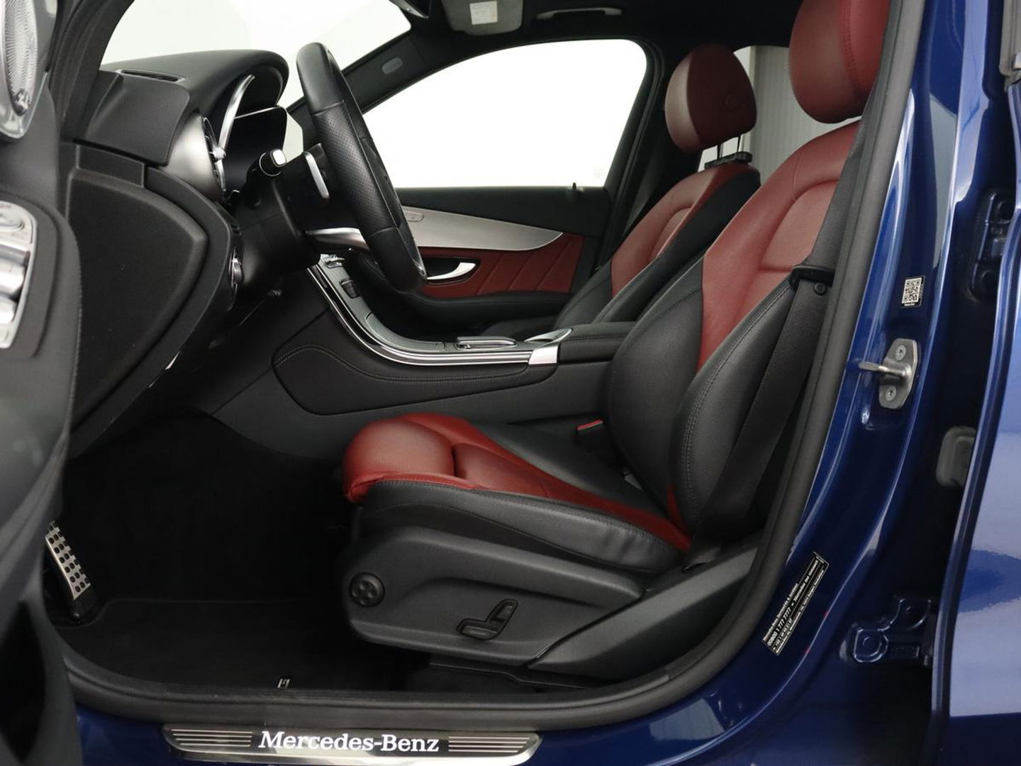 Mercedes-Benz GLC 300e 4Matic AMG | Panoramadak | Two-Tone Leder | 360 Camera | Stoelverwarming | Burmester | Carplay | Digital Cockpit | Keyless | Navigatie | Sfeerverlichting | PHEV | Plug In