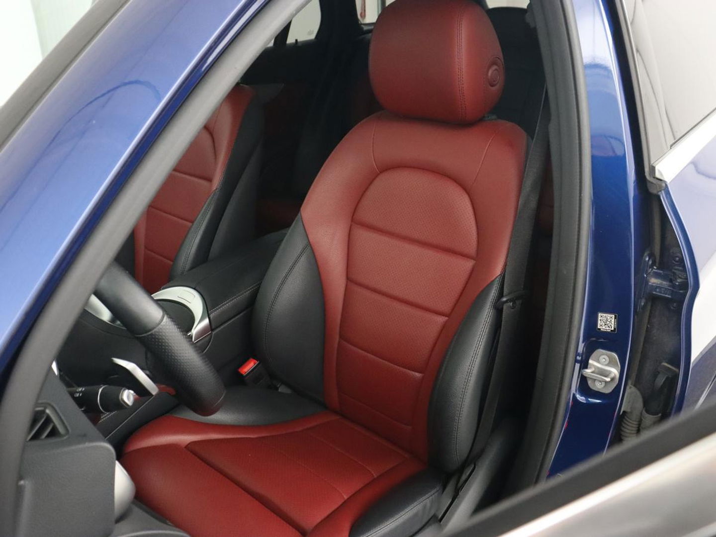 Mercedes-Benz GLC 300e 4Matic AMG | Panoramadak | Two-Tone Leder | 360 Camera | Stoelverwarming | Burmester | Carplay | Digital Cockpit | Keyless | Navigatie | Sfeerverlichting | PHEV | Plug In