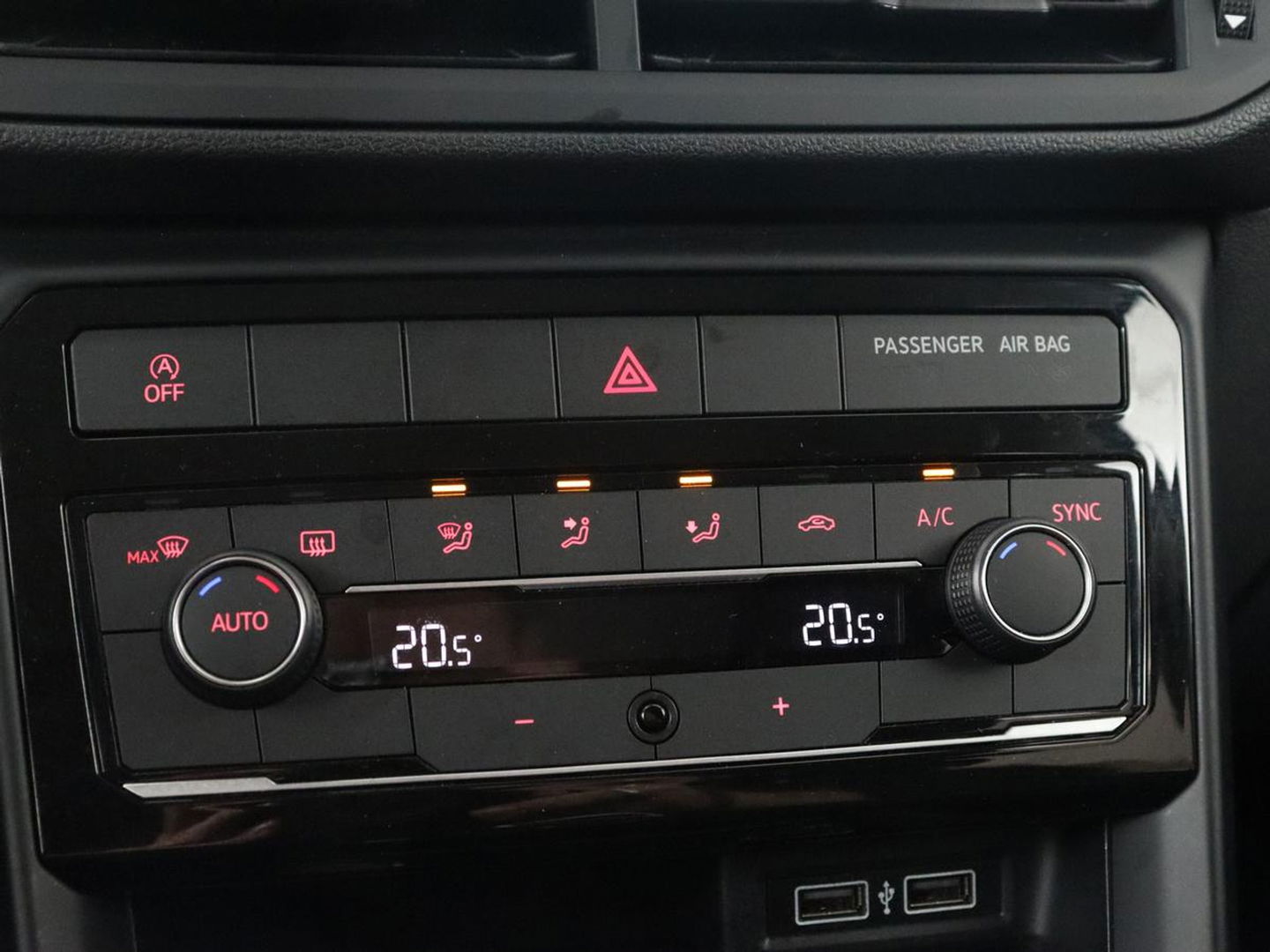 Volkswagen T-Cross 1.0 TSI Life | Carplay | Navigatie | Keyless | Virtual Cockpit | Climate control | Adaptive cruise | Dodehoek detectie | Getint glas