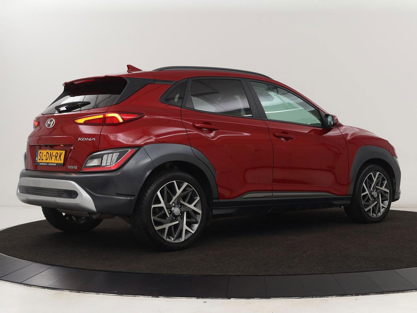 Hyundai KONA 1.6 GDI HEV Premium | Leder | Head-Up | Stoel & stuurverwarming | Adaptive cruise | Camera | Carplay | Keyless | Navigatie | Keyless | Full LED