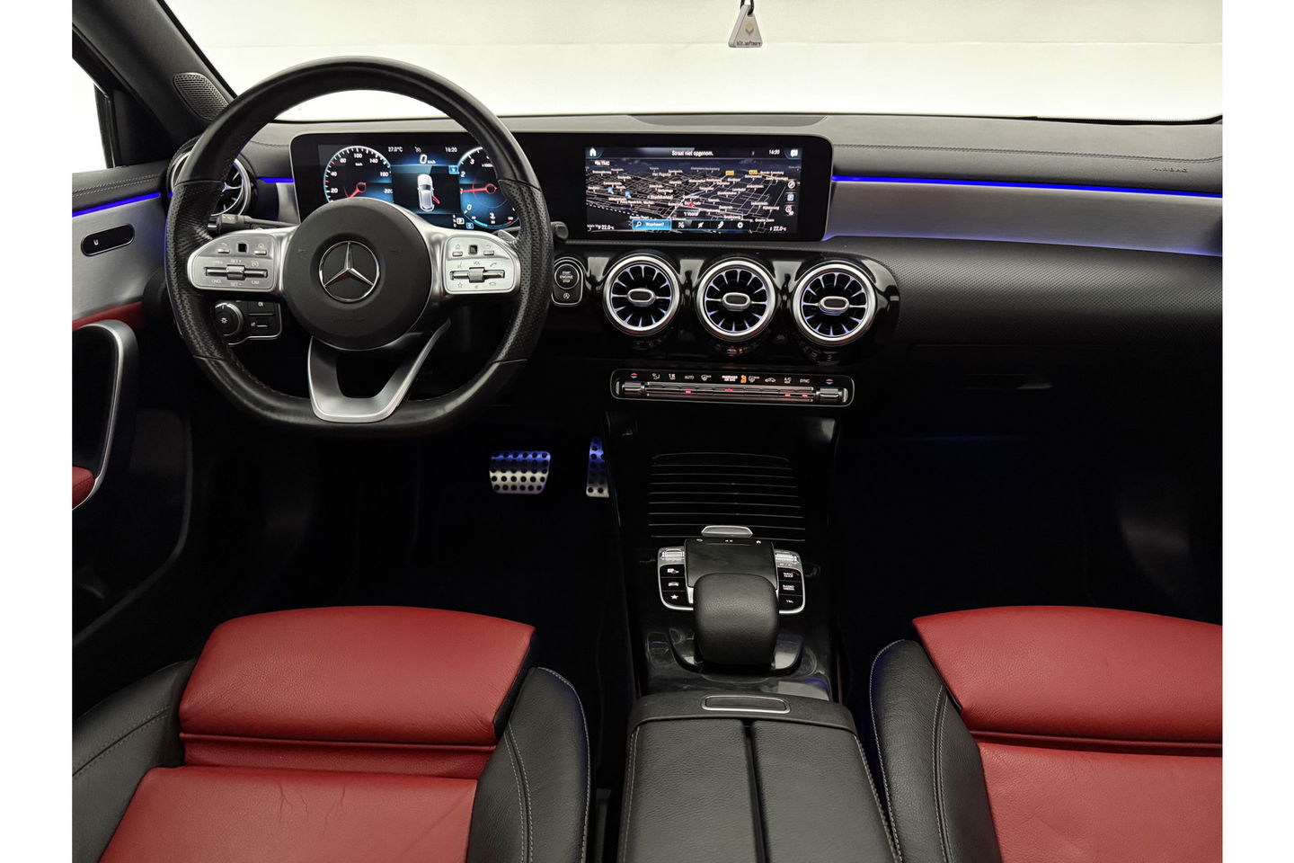 Mercedes-Benz A-Klasse 180 AMG Pano Sfeer Virtual LED PDC Camera Carplay Clima Navi 19"LMV