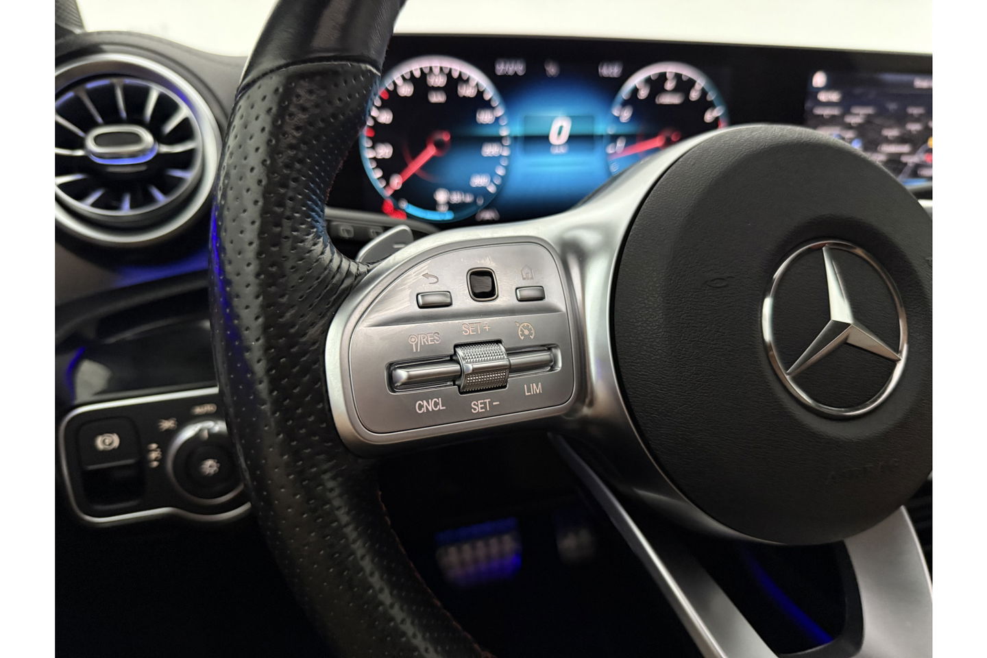Mercedes-Benz A-Klasse 180 AMG Pano Sfeer Virtual LED PDC Camera Carplay Clima Navi 19"LMV