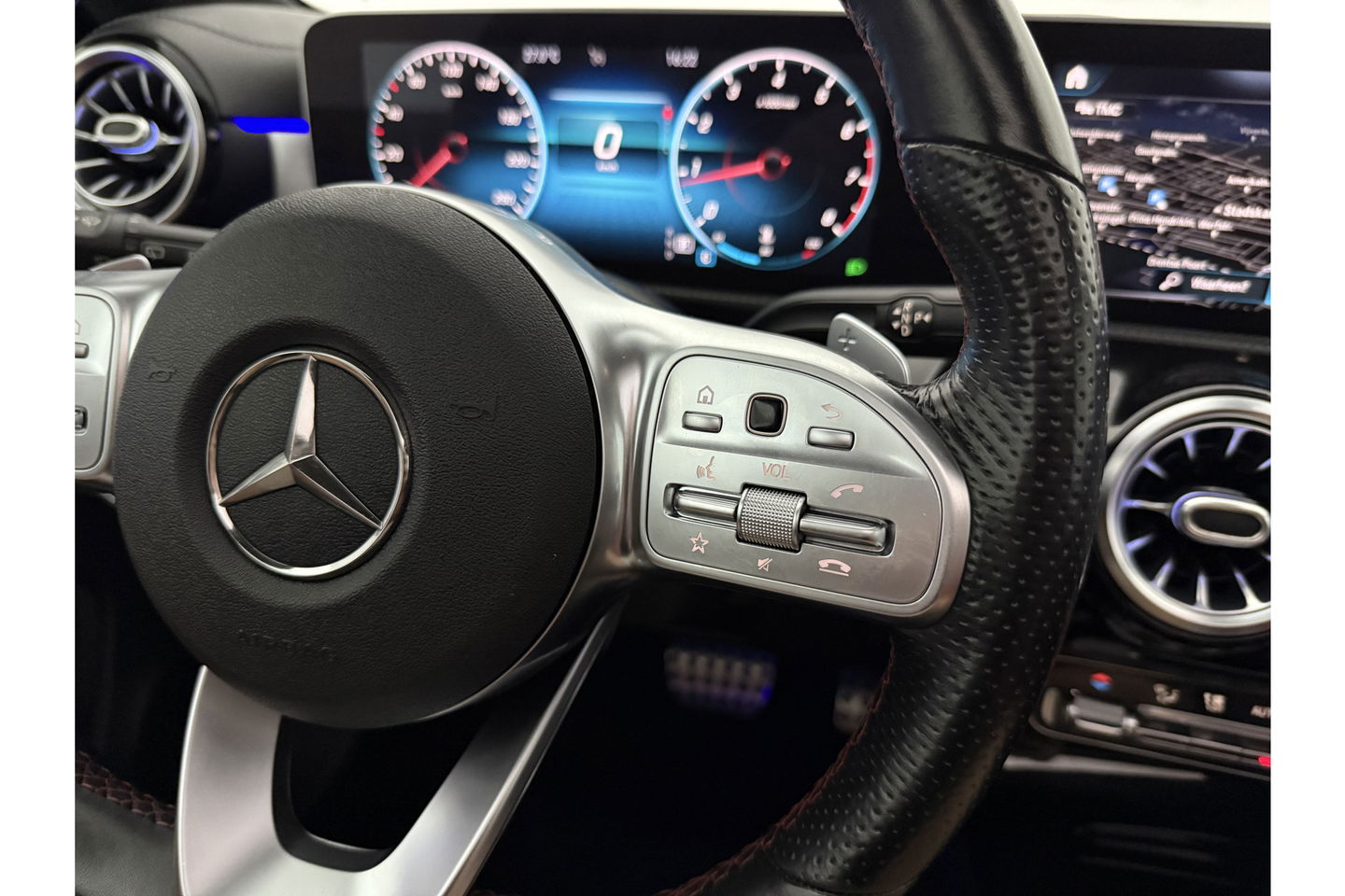 Mercedes-Benz A-Klasse 180 AMG Pano Sfeer Virtual LED PDC Camera Carplay Clima Navi 19"LMV