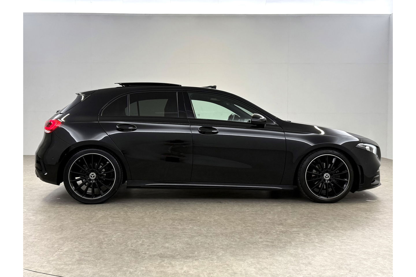 Mercedes-Benz A-Klasse 180 AMG Pano Sfeer Virtual LED PDC Camera Carplay Clima Navi 19"LMV