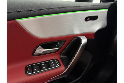 Mercedes-Benz A-Klasse 180 AMG Pano Sfeer Virtual LED PDC Camera Carplay Clima Navi 19"LMV