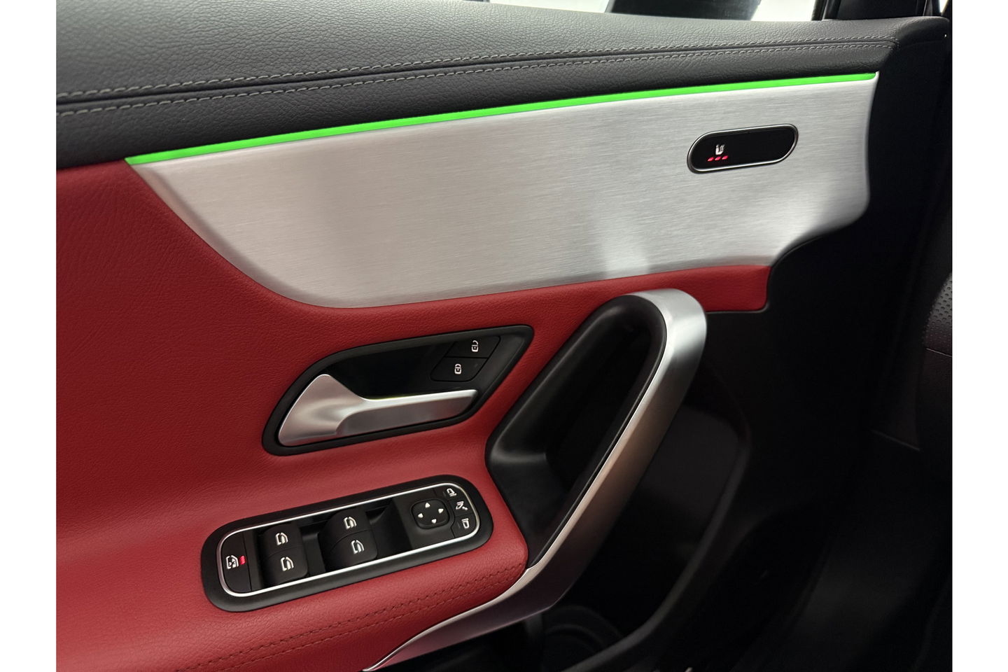 Mercedes-Benz A-Klasse 180 AMG Pano Sfeer Virtual LED PDC Camera Carplay Clima Navi 19"LMV