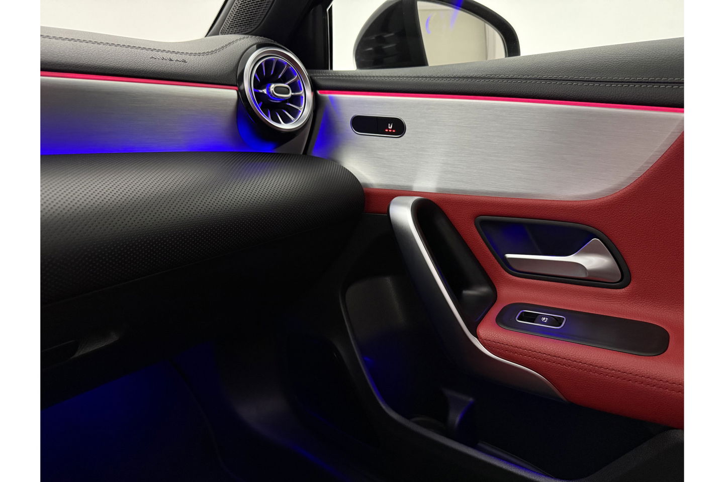 Mercedes-Benz A-Klasse 180 AMG Pano Sfeer Virtual LED PDC Camera Carplay Clima Navi 19"LMV