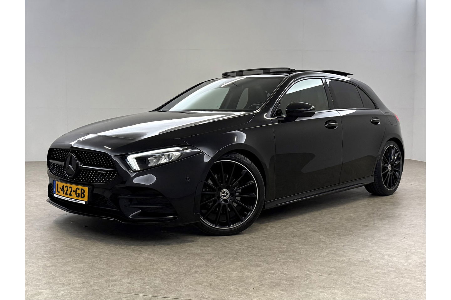 Mercedes-Benz A-Klasse 180 AMG Pano Sfeer Virtual LED PDC Camera Carplay Clima Navi 19"LMV
