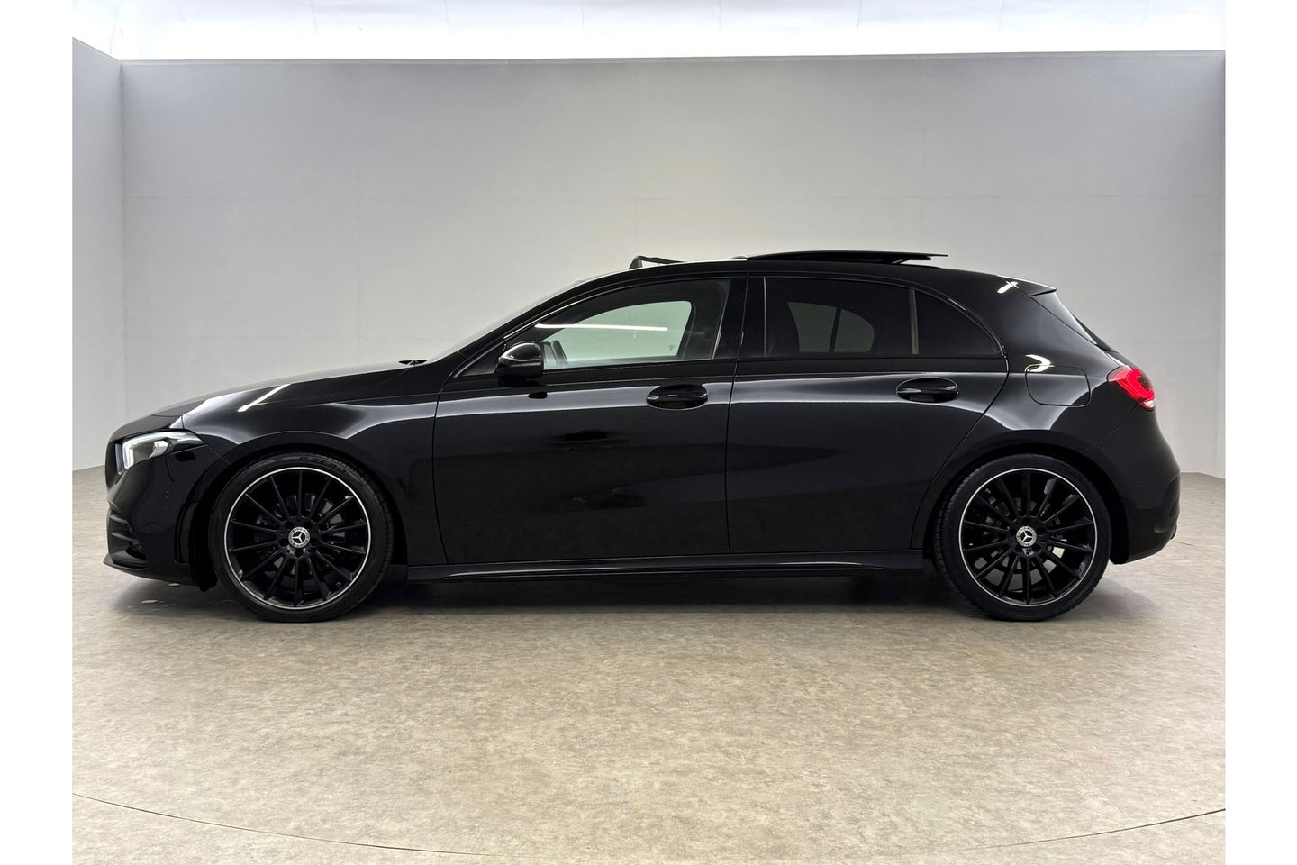 Mercedes-Benz A-Klasse 180 AMG Pano Sfeer Virtual LED PDC Camera Carplay Clima Navi 19"LMV