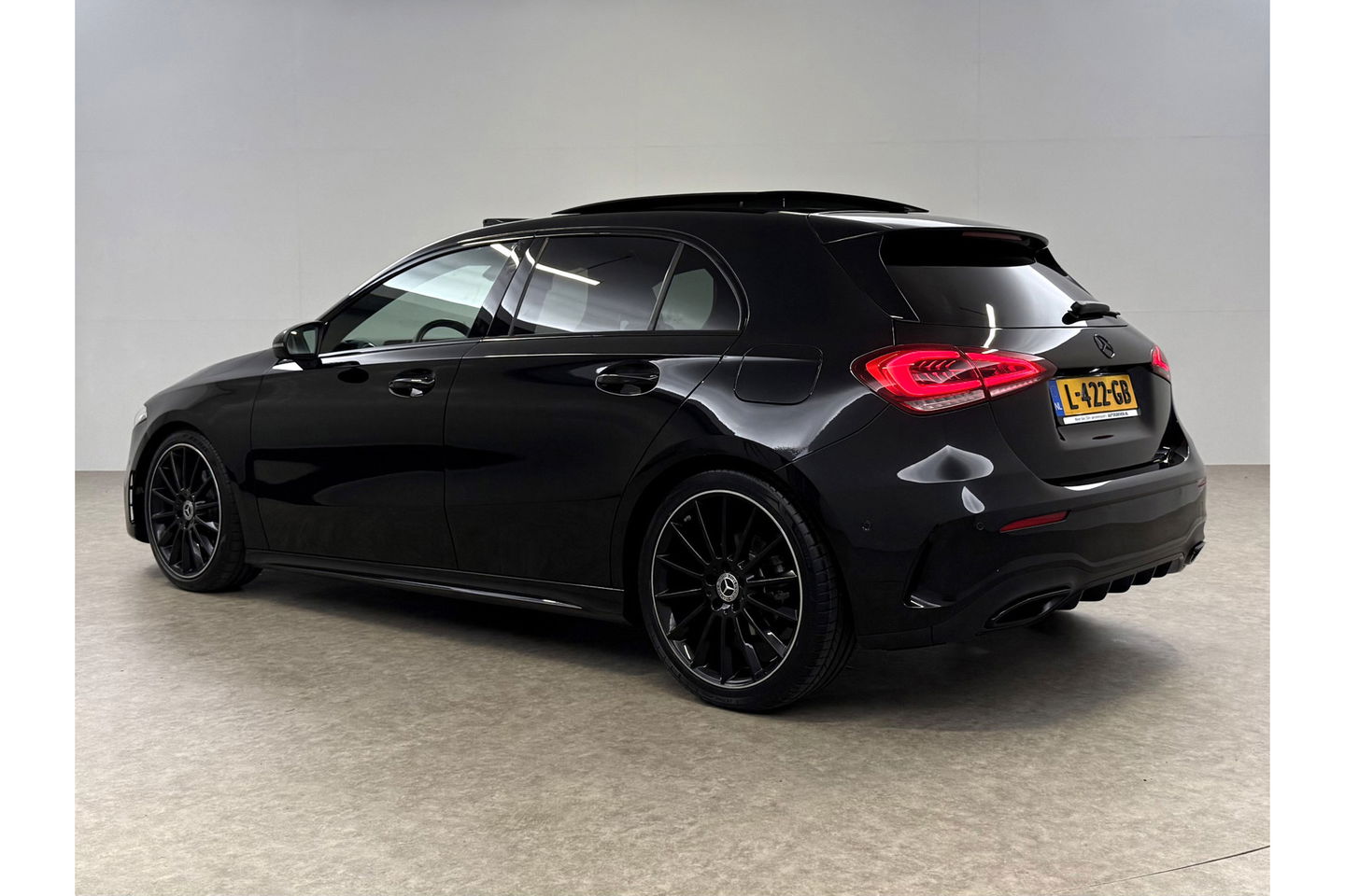 Mercedes-Benz A-Klasse 180 AMG Pano Sfeer Virtual LED PDC Camera Carplay Clima Navi 19"LMV