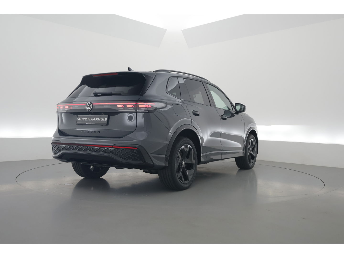Volkswagen Tiguan 1.5 eHybrid R-Line Black Style 272pk | Pano | 360cam | Elek. Trekhaak | Massage | Stoel- Stuurverw. | Adapt. Cruise