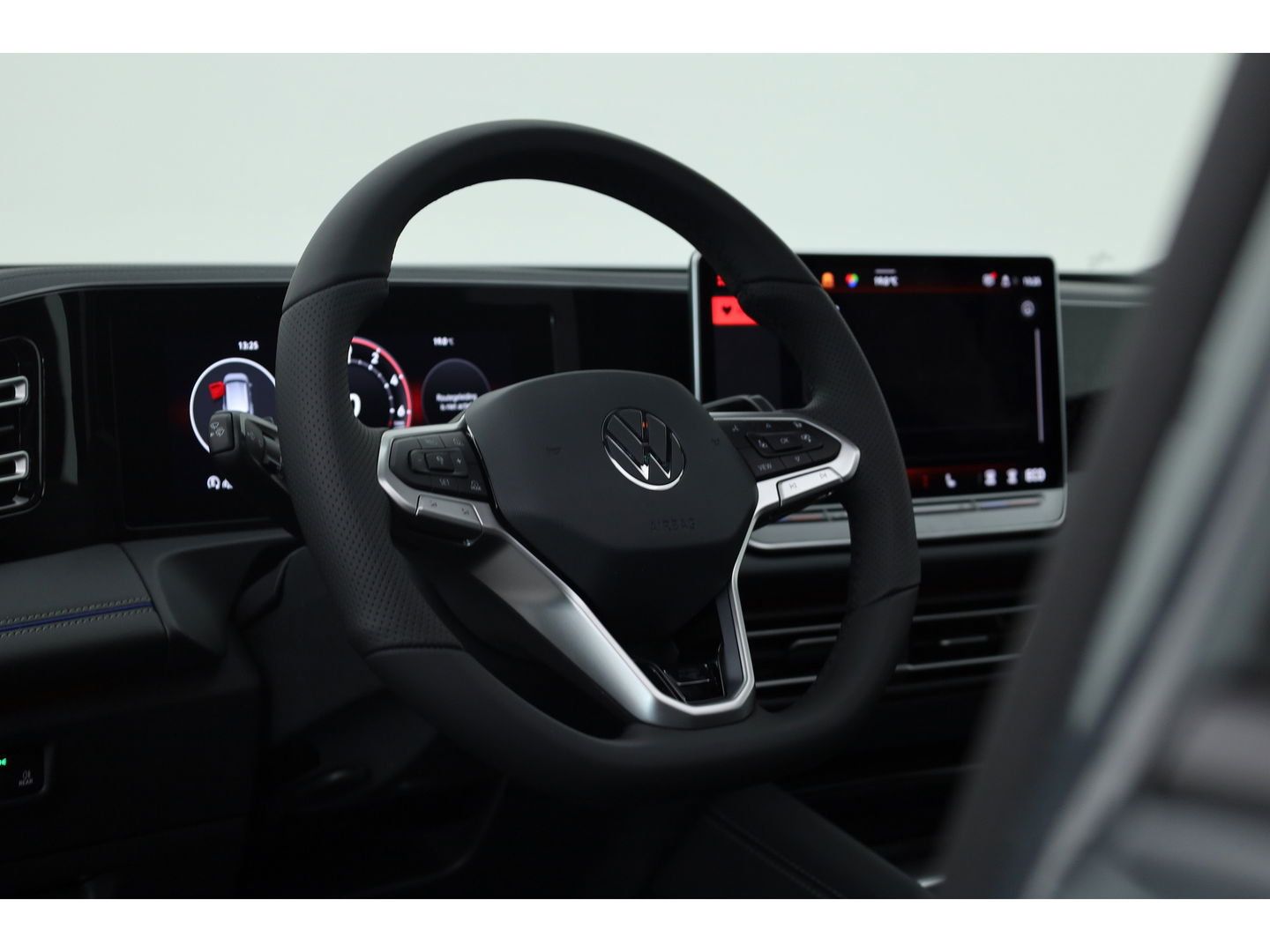 Volkswagen Tiguan 1.5 eHybrid R-Line Black Style 272pk | Pano | 360cam | Elek. Trekhaak | Massage | Stoel- Stuurverw. | Adapt. Cruise