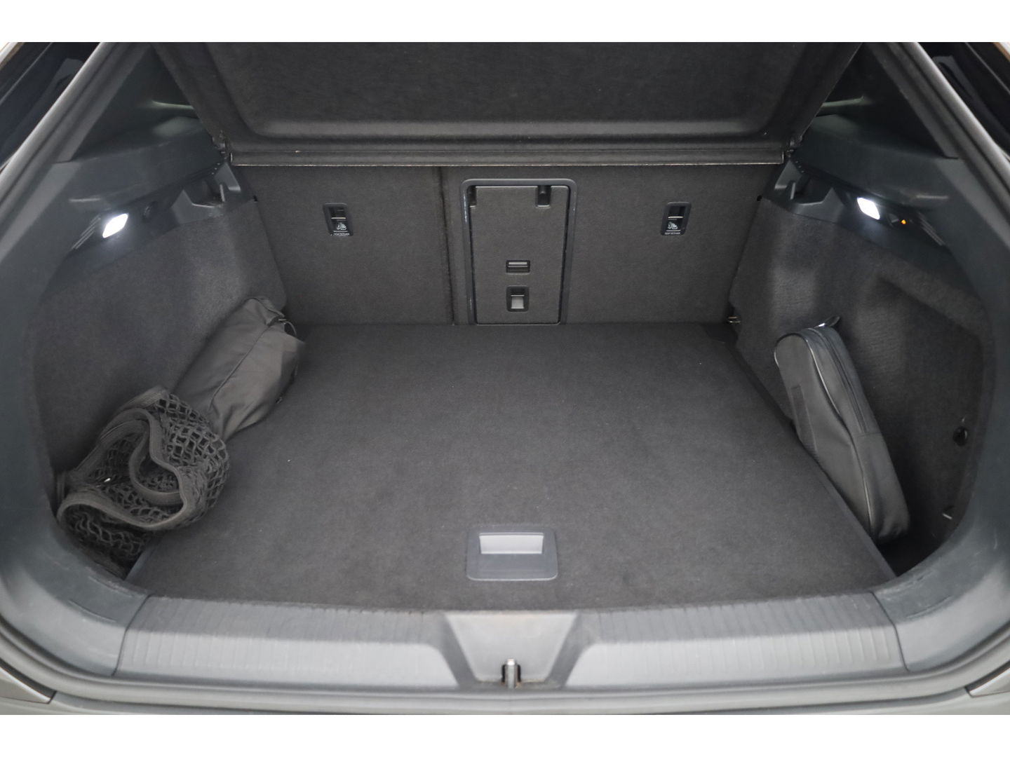 Volkswagen ID.4 Max 77 kWh | Pano | IQ. Light | HUD | Adapt. Cruise | Trekhaak | Dodehoek.