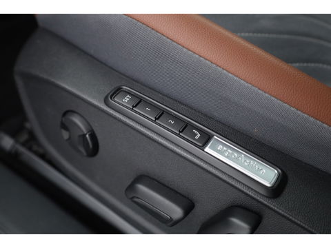 Volkswagen ID.4 Max 77 kWh | Pano | IQ. Light | HUD | Adapt. Cruise | Trekhaak | Dodehoek.