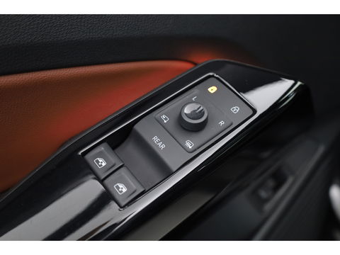 Volkswagen ID.4 Max 77 kWh | Pano | IQ. Light | HUD | Adapt. Cruise | Trekhaak | Dodehoek.