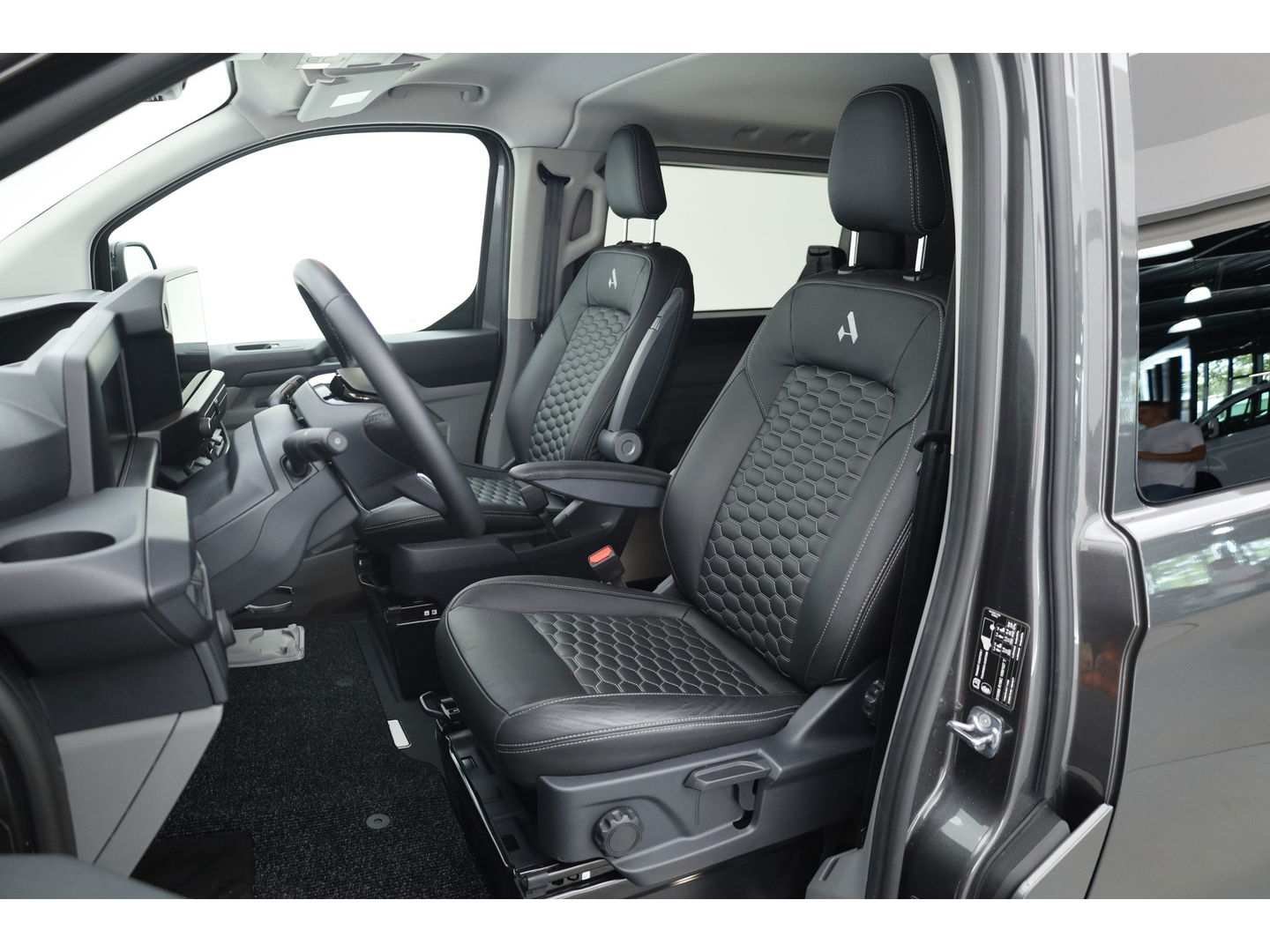 Ford Transit Custom 320 2.0 TDCI L2H1 BLACK EDITION | Dubb.Cab. | Automaat | | Adapt. Cruise | Navi | Clima | Dakdragers | NIEUW MODEL!!