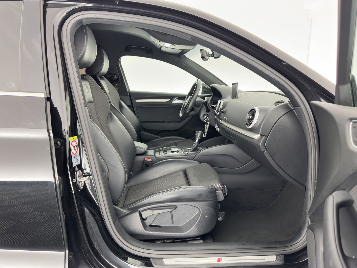 Audi A3 Limousine 35 TFSI CoD Advance Sport S-Line-Sportpack (INCL-BTW) Aut.*DIGI-COCKPIT | LEATHER-FABRIC | FULL-LED | HEATED-SPORTSEATS | AUDI-SOUND | DAB+ | NAVI-FULLMAP | ECC | PRIVACY-GLASS | PDC | CRUISE | 18''ALU*
