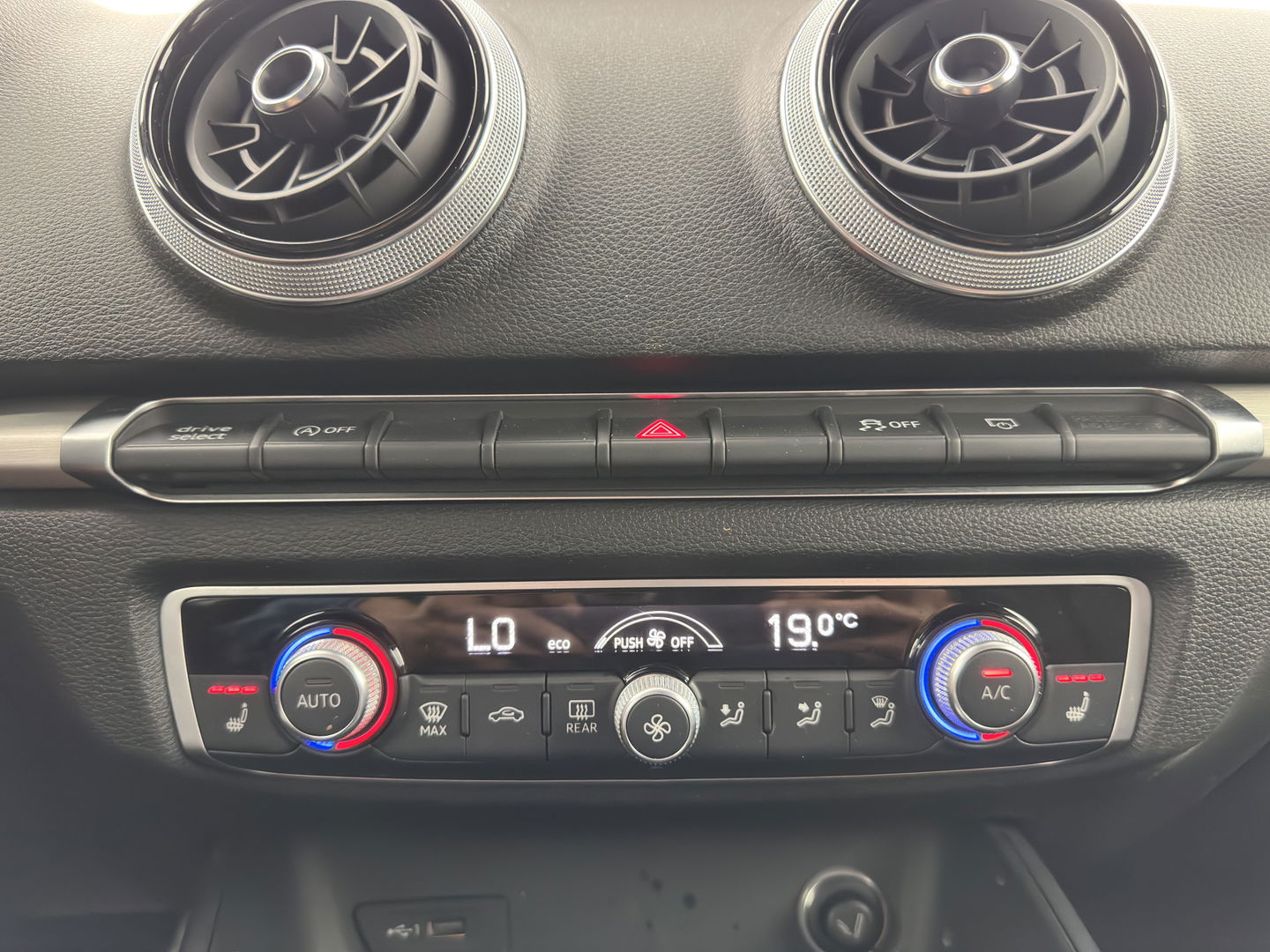 Audi A3 Limousine 35 TFSI CoD Advance Sport S-Line-Sportpack (INCL-BTW) Aut.*DIGI-COCKPIT | LEATHER-FABRIC | FULL-LED | HEATED-SPORTSEATS | AUDI-SOUND | DAB+ | NAVI-FULLMAP | ECC | PRIVACY-GLASS | PDC | CRUISE | 18''ALU*