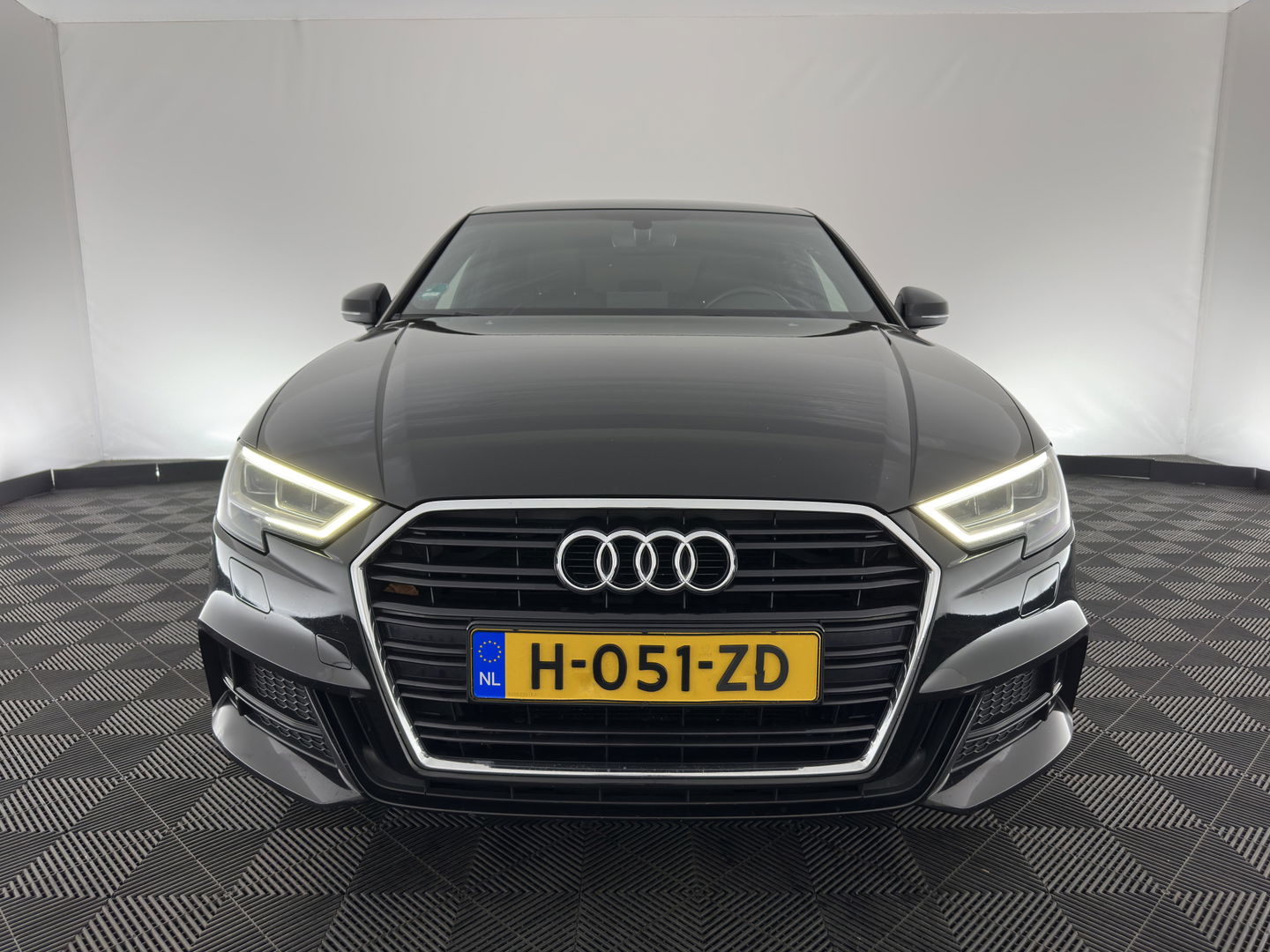 Audi A3 Limousine 35 TFSI CoD Advance Sport S-Line-Sportpack (INCL-BTW) Aut.*DIGI-COCKPIT | LEATHER-FABRIC | FULL-LED | HEATED-SPORTSEATS | AUDI-SOUND | DAB+ | NAVI-FULLMAP | ECC | PRIVACY-GLASS | PDC | CRUISE | 18''ALU*