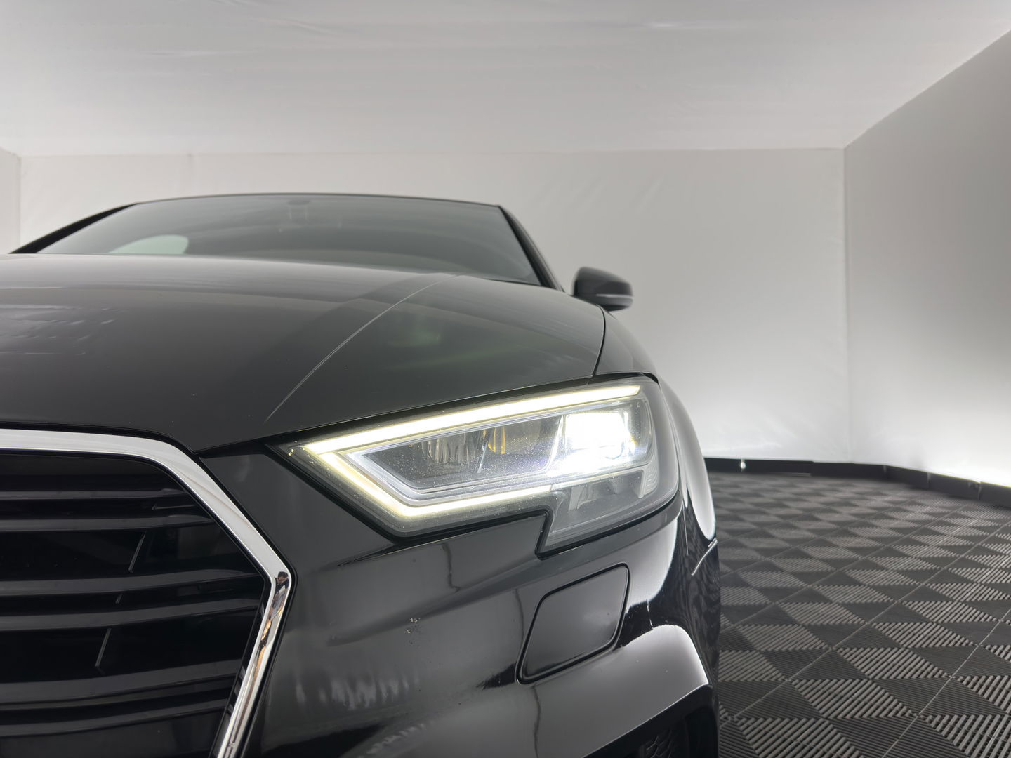 Audi A3 Limousine 35 TFSI CoD Advance Sport S-Line-Sportpack (INCL-BTW) Aut.*DIGI-COCKPIT | LEATHER-FABRIC | FULL-LED | HEATED-SPORTSEATS | AUDI-SOUND | DAB+ | NAVI-FULLMAP | ECC | PRIVACY-GLASS | PDC | CRUISE | 18''ALU*