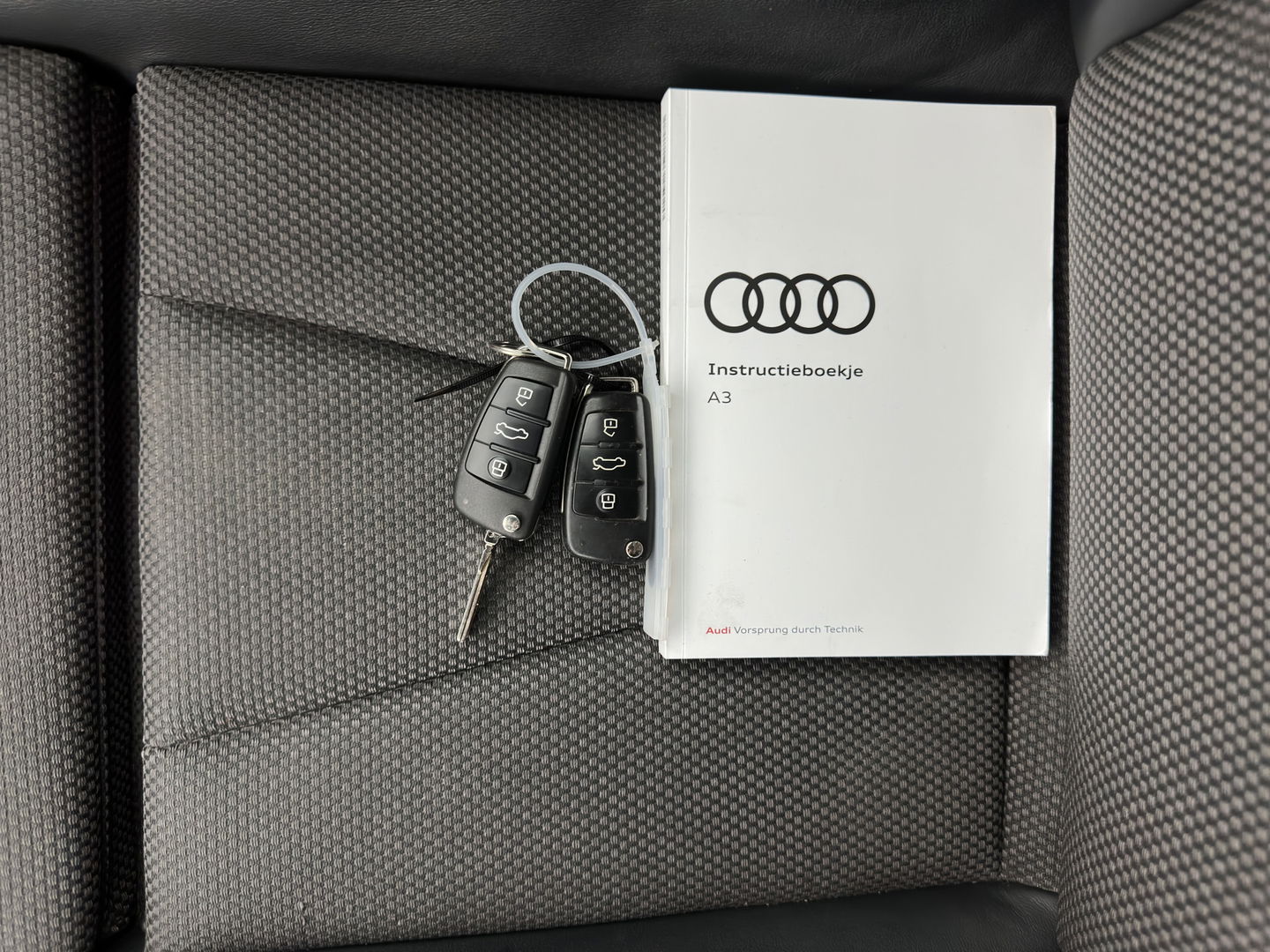 Audi A3 Limousine 35 TFSI CoD Advance Sport S-Line-Sportpack (INCL-BTW) Aut.*DIGI-COCKPIT | LEATHER-FABRIC | FULL-LED | HEATED-SPORTSEATS | AUDI-SOUND | DAB+ | NAVI-FULLMAP | ECC | PRIVACY-GLASS | PDC | CRUISE | 18''ALU*