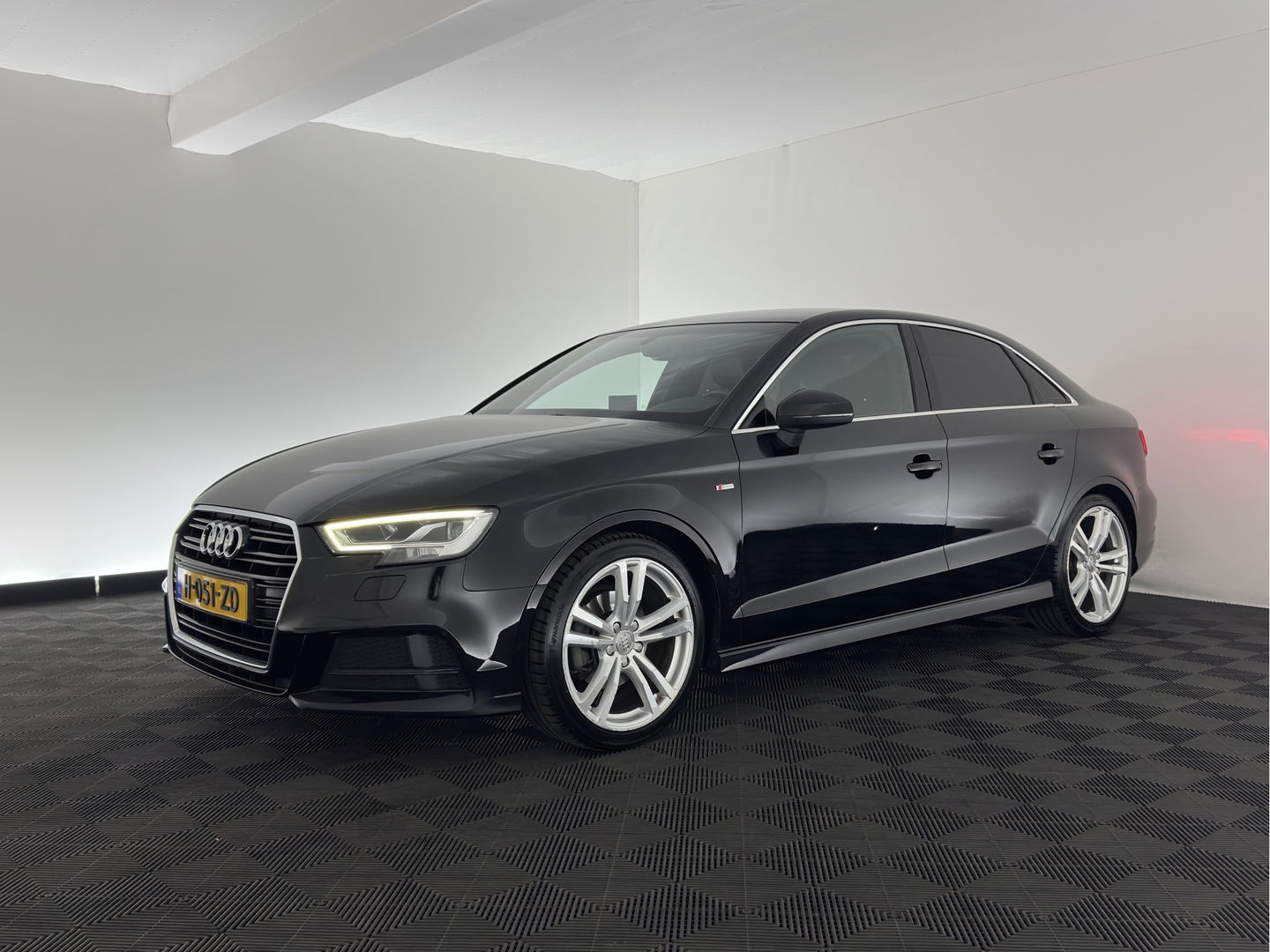 Audi A3 Limousine 35 TFSI CoD Advance Sport S-Line-Sportpack (INCL-BTW) Aut.*DIGI-COCKPIT | LEATHER-FABRIC | FULL-LED | HEATED-SPORTSEATS | AUDI-SOUND | DAB+ | NAVI-FULLMAP | ECC | PRIVACY-GLASS | PDC | CRUISE | 18''ALU*