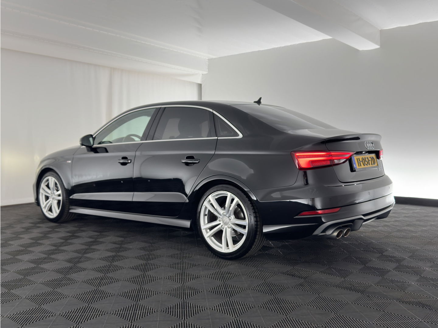 Audi A3 Limousine 35 TFSI CoD Advance Sport S-Line-Sportpack (INCL-BTW) Aut.*DIGI-COCKPIT | LEATHER-FABRIC | FULL-LED | HEATED-SPORTSEATS | AUDI-SOUND | DAB+ | NAVI-FULLMAP | ECC | PRIVACY-GLASS | PDC | CRUISE | 18''ALU*