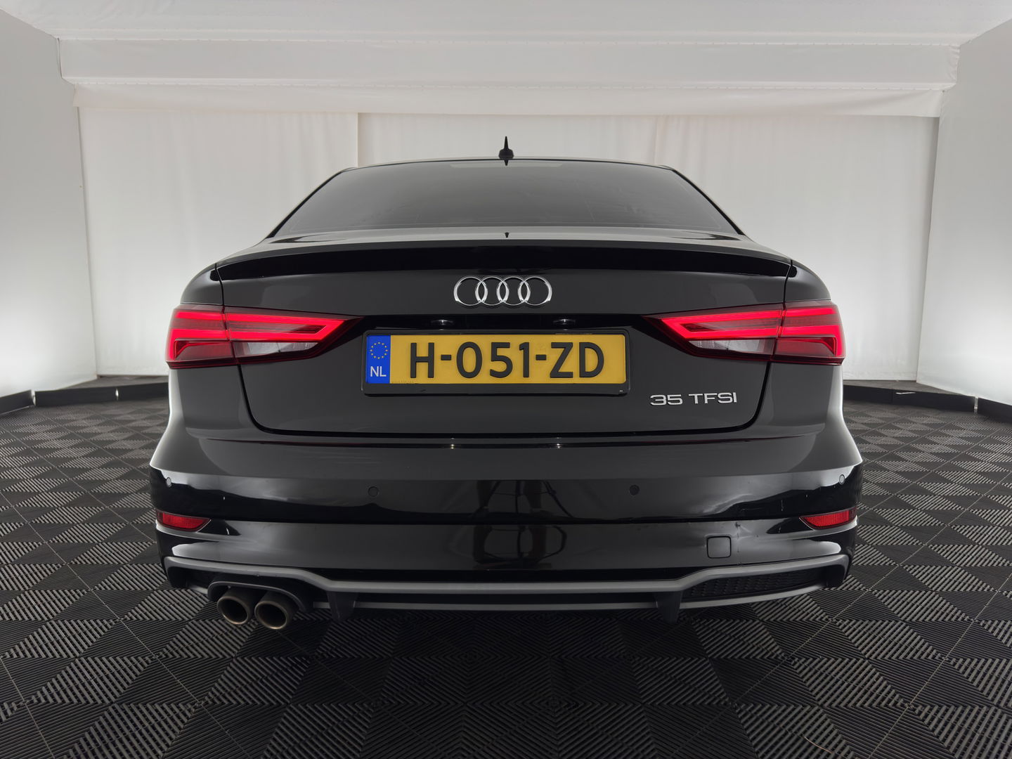 Audi A3 Limousine 35 TFSI CoD Advance Sport S-Line-Sportpack (INCL-BTW) Aut.*DIGI-COCKPIT | LEATHER-FABRIC | FULL-LED | HEATED-SPORTSEATS | AUDI-SOUND | DAB+ | NAVI-FULLMAP | ECC | PRIVACY-GLASS | PDC | CRUISE | 18''ALU*