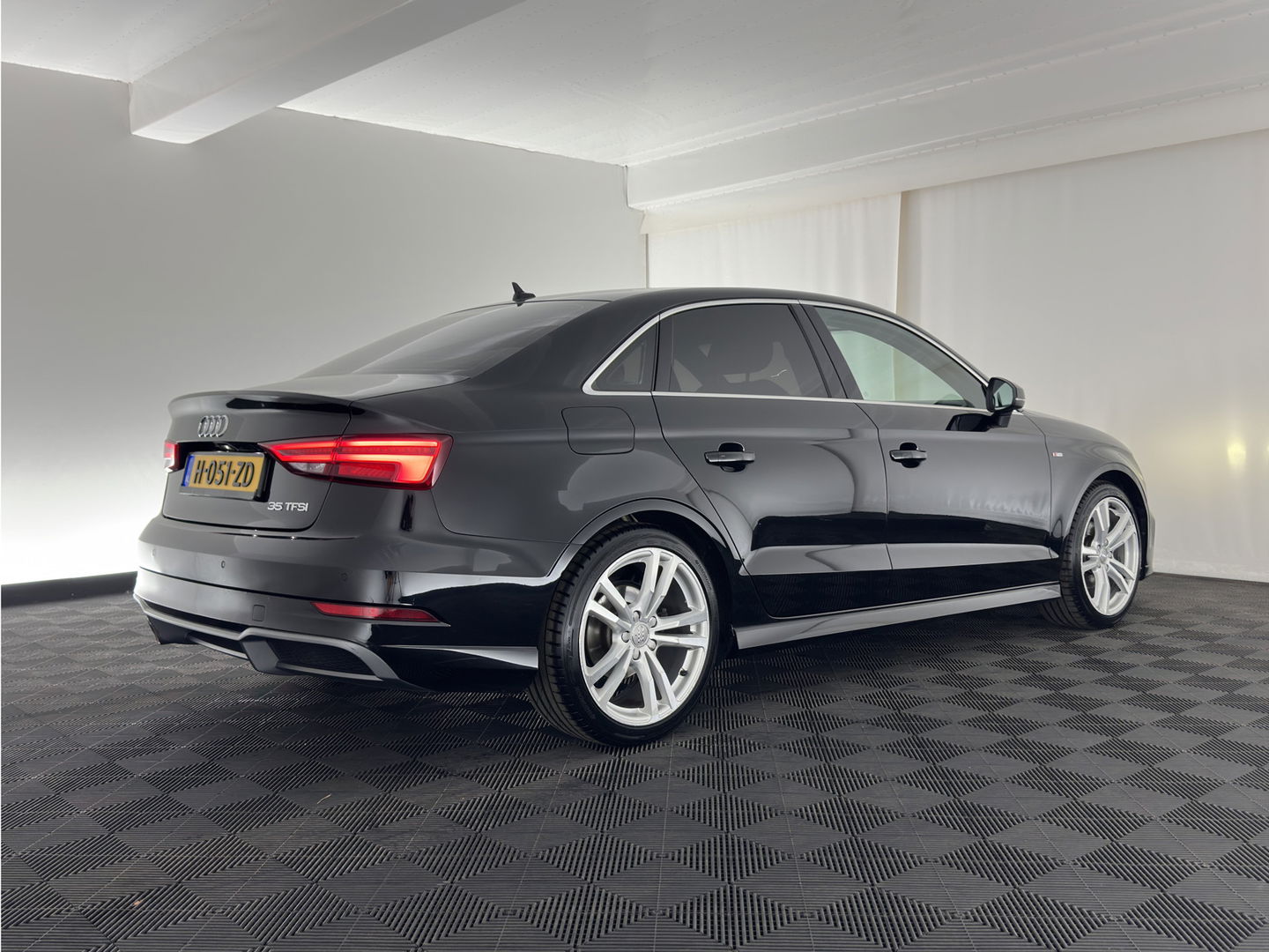 Audi A3 Limousine 35 TFSI CoD Advance Sport S-Line-Sportpack (INCL-BTW) Aut.*DIGI-COCKPIT | LEATHER-FABRIC | FULL-LED | HEATED-SPORTSEATS | AUDI-SOUND | DAB+ | NAVI-FULLMAP | ECC | PRIVACY-GLASS | PDC | CRUISE | 18''ALU*