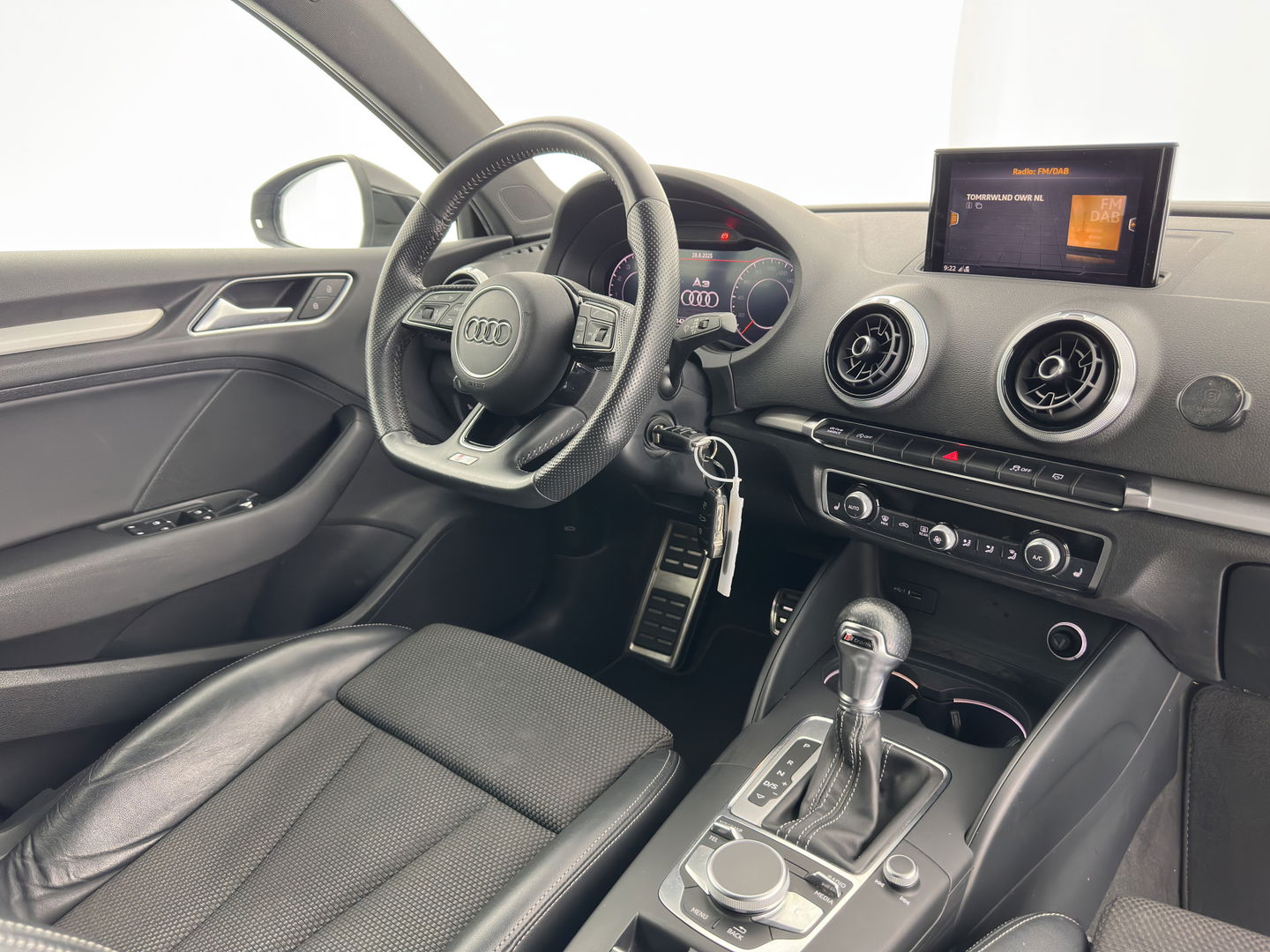 Audi A3 Limousine 35 TFSI CoD Advance Sport S-Line-Sportpack (INCL-BTW) Aut.*DIGI-COCKPIT | LEATHER-FABRIC | FULL-LED | HEATED-SPORTSEATS | AUDI-SOUND | DAB+ | NAVI-FULLMAP | ECC | PRIVACY-GLASS | PDC | CRUISE | 18''ALU*