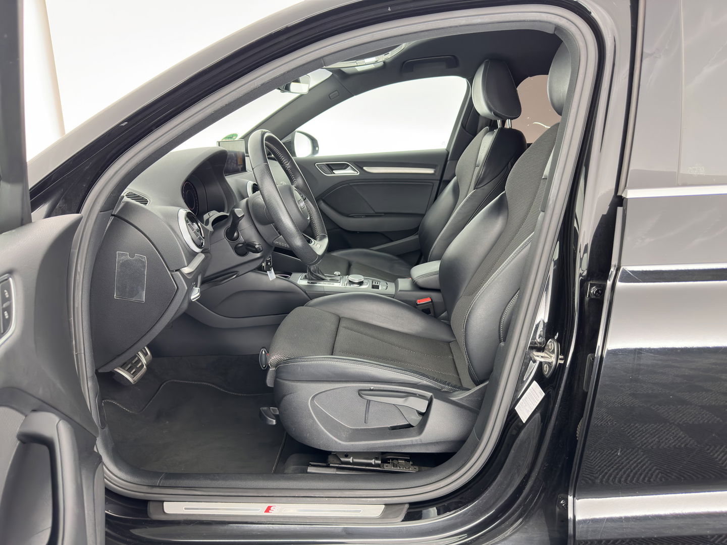 Audi A3 Limousine 35 TFSI CoD Advance Sport S-Line-Sportpack (INCL-BTW) Aut.*DIGI-COCKPIT | LEATHER-FABRIC | FULL-LED | HEATED-SPORTSEATS | AUDI-SOUND | DAB+ | NAVI-FULLMAP | ECC | PRIVACY-GLASS | PDC | CRUISE | 18''ALU*
