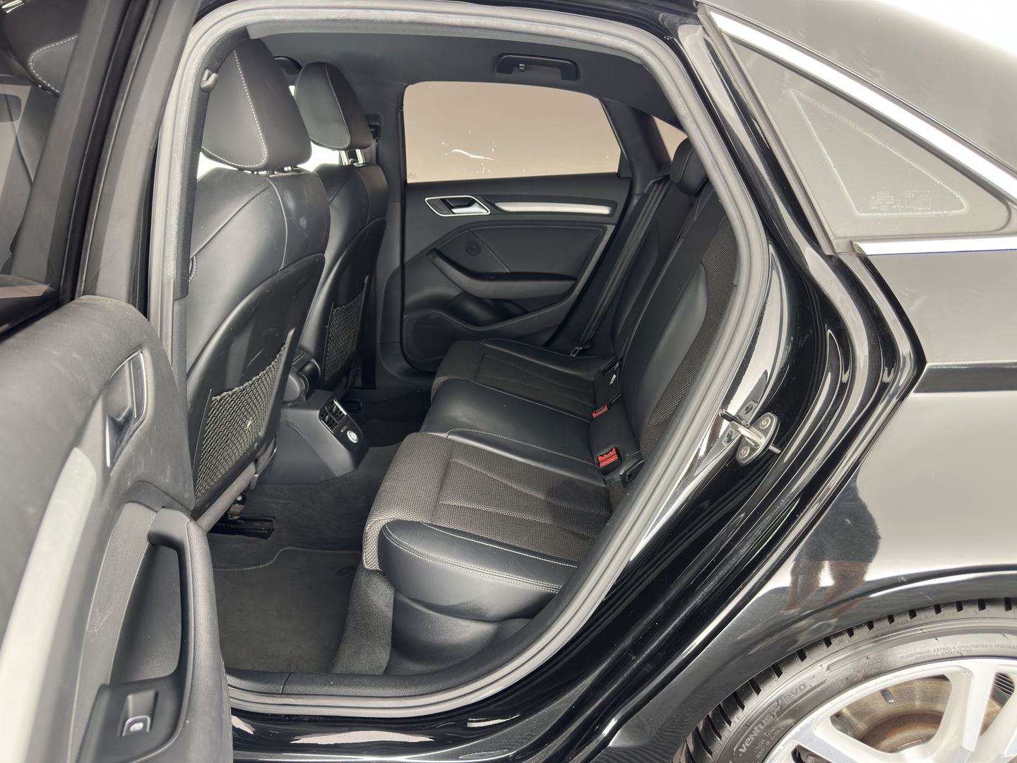 Audi A3 Limousine 35 TFSI CoD Advance Sport S-Line-Sportpack (INCL-BTW) Aut.*DIGI-COCKPIT | LEATHER-FABRIC | FULL-LED | HEATED-SPORTSEATS | AUDI-SOUND | DAB+ | NAVI-FULLMAP | ECC | PRIVACY-GLASS | PDC | CRUISE | 18''ALU*