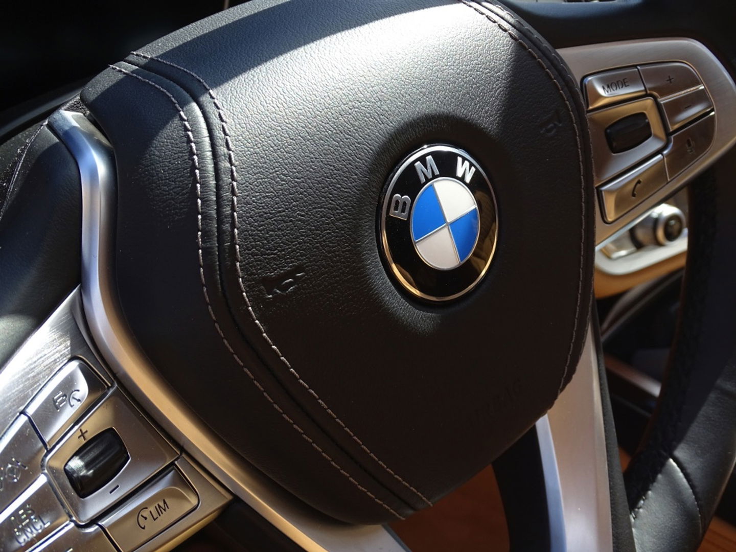 BMW 7 Serie 750i V8 TwinTurbo 449PK / M- Individual / B&W