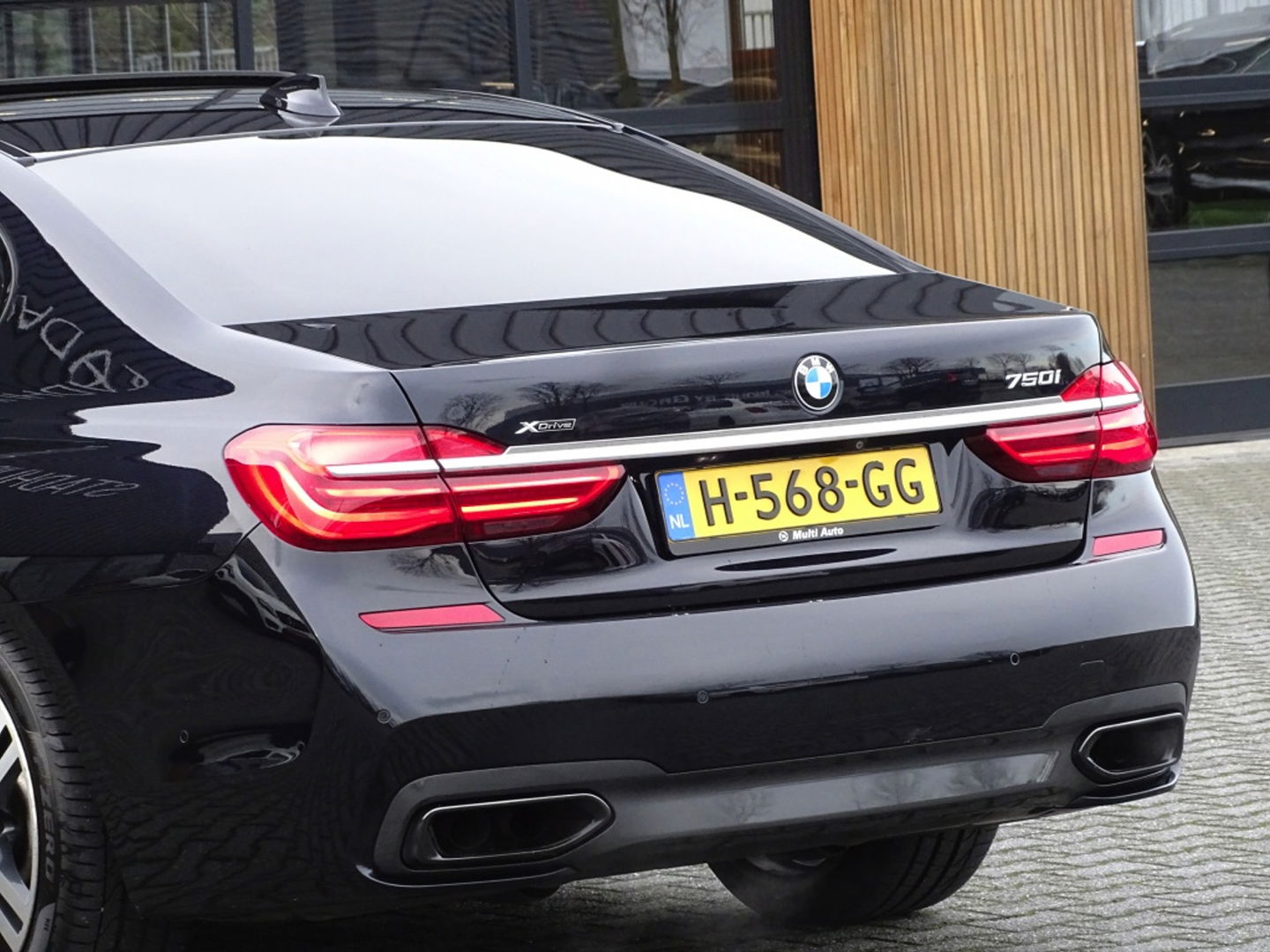 BMW 7 Serie 750i V8 TwinTurbo 449PK / M- Individual / B&W