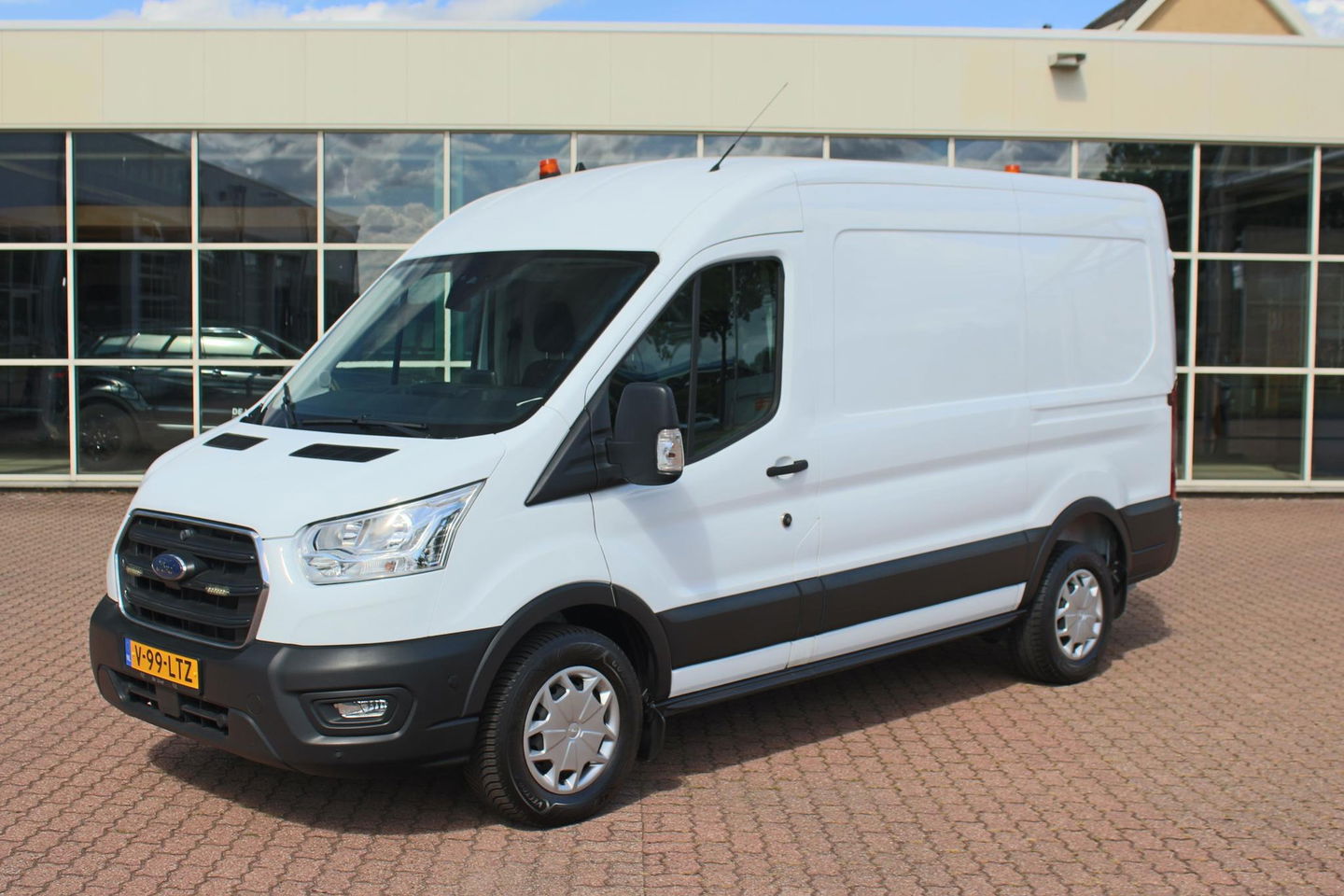 Ford Transit 350 2.0 TDCI L2H2 Trend SORTIMO, Navigatie, Camera, Flits verlichting, Powerstation 3500W, Standkachel motor en interieur