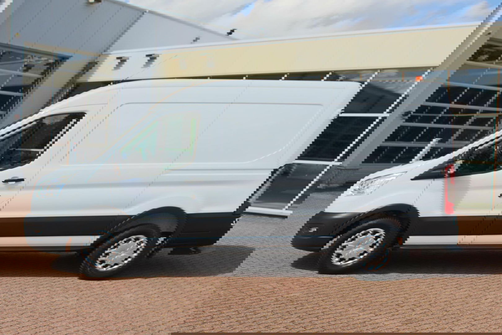 Ford Transit 350 2.0 TDCI L2H2 Trend SORTIMO, Navigatie, Camera, Flits verlichting, Powerstation 3500W, Standkachel motor en interieur