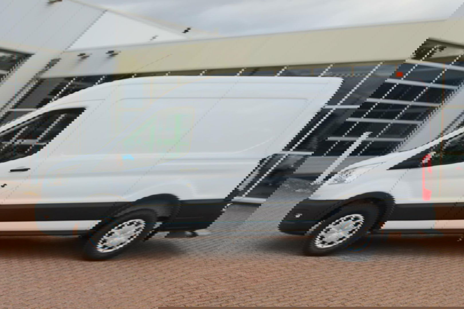 Ford Transit 350 2.0 TDCI L2H2 Trend SORTIMO, Navigatie, Camera, Flits verlichting, Powerstation 3500W, Standkachel motor en interieur