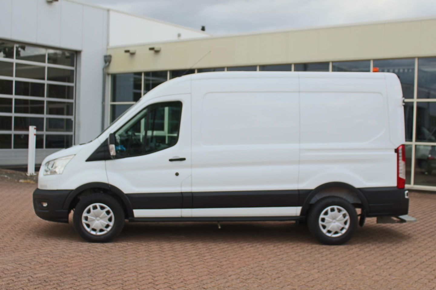 Ford Transit 350 2.0 TDCI L2H2 Trend SORTIMO, Navigatie, Camera, Flits verlichting, Powerstation 3500W, Standkachel motor en interieur