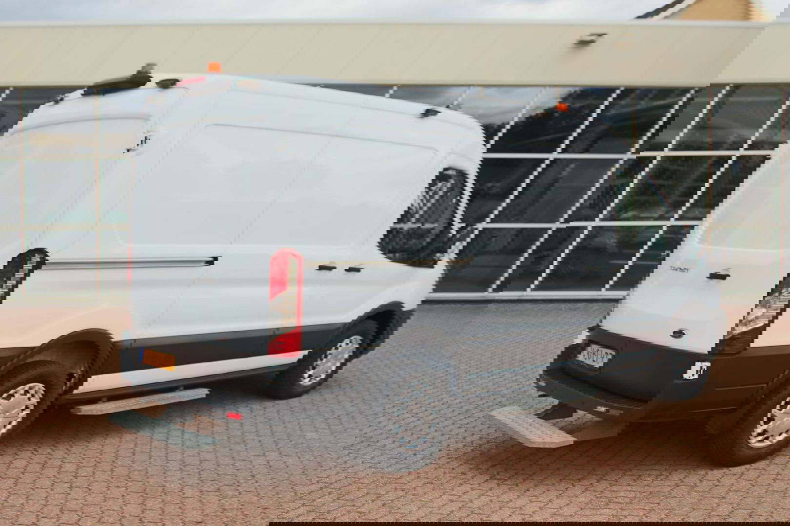 Ford Transit 350 2.0 TDCI L2H2 Trend SORTIMO, Navigatie, Camera, Flits verlichting, Powerstation 3500W, Standkachel motor en interieur