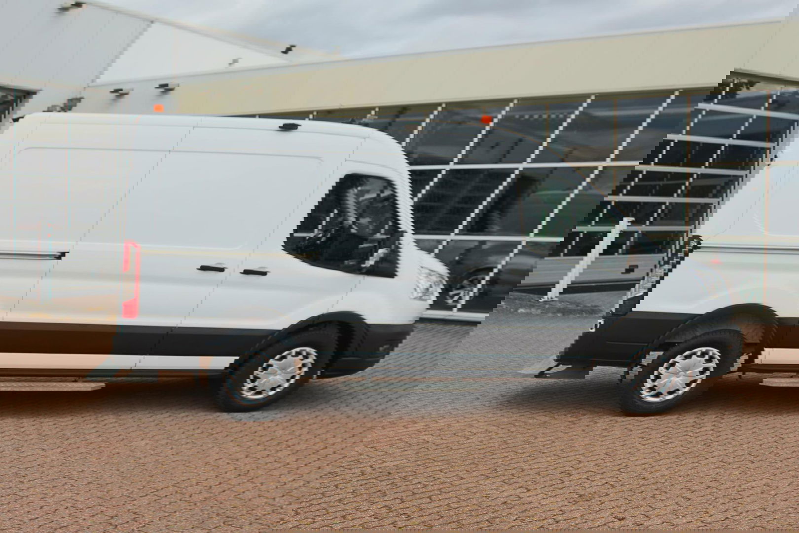 Ford Transit 350 2.0 TDCI L2H2 Trend SORTIMO, Navigatie, Camera, Flits verlichting, Powerstation 3500W, Standkachel motor en interieur
