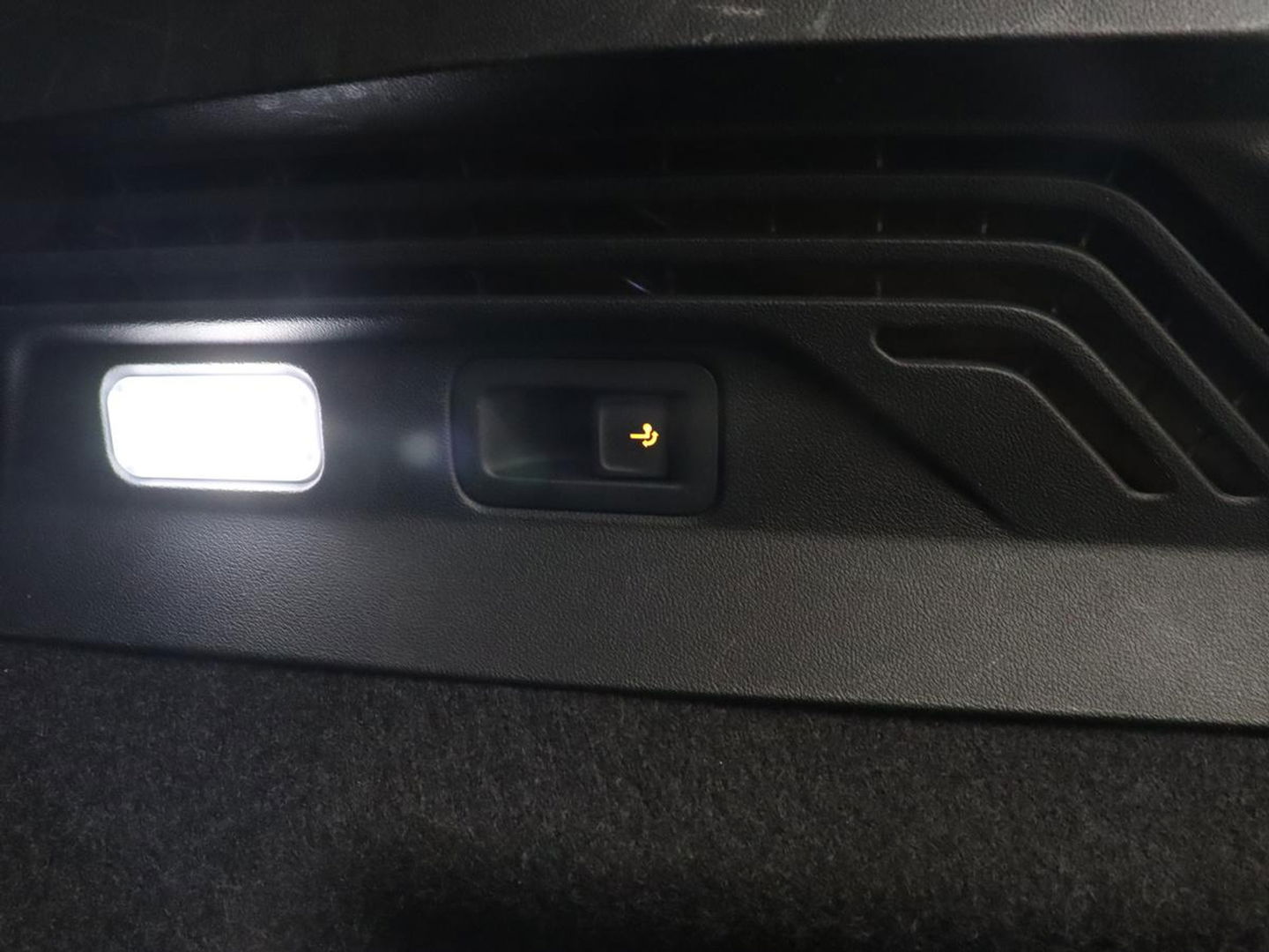 Volkswagen ID.4 Life 77 kWh | Trekhaak | Stoel & stuurverwarming | Camera | Adaptive cruise | Carplay | Navigatie | Parkeerhulp | Half leder