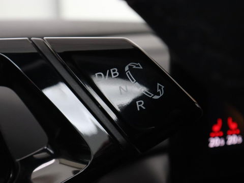 Volkswagen ID.4 Life 77 kWh | Trekhaak | Stoel & stuurverwarming | Camera | Adaptive cruise | Carplay | Navigatie | Parkeerhulp | Half leder