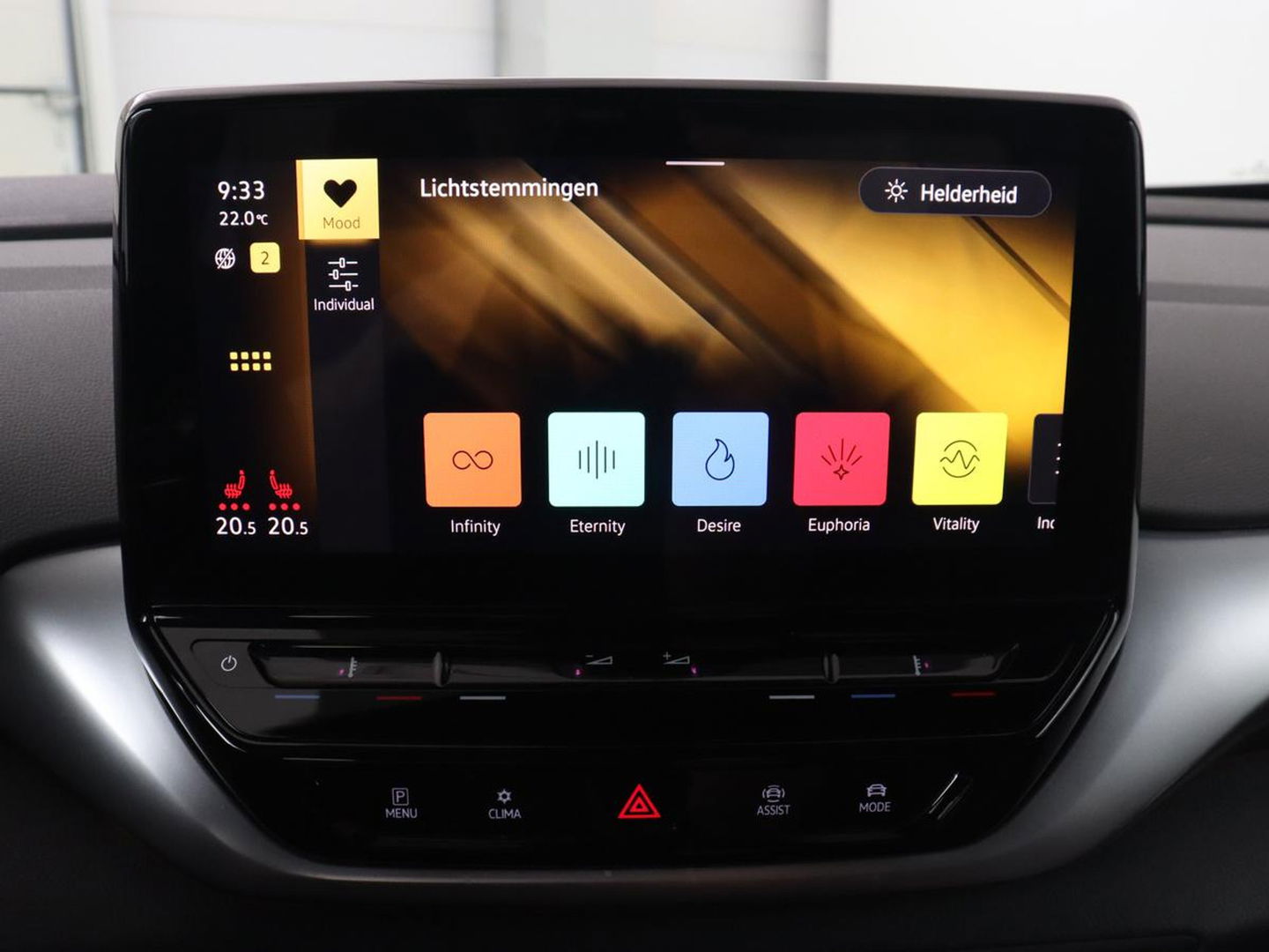 Volkswagen ID.4 Life 77 kWh | Trekhaak | Stoel & stuurverwarming | Camera | Adaptive cruise | Carplay | Navigatie | Parkeerhulp | Half leder