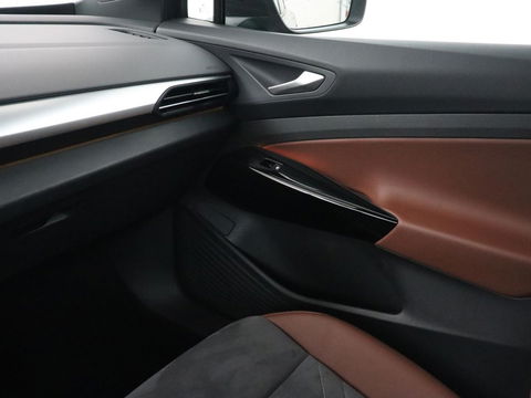 Volkswagen ID.4 Life 77 kWh | Trekhaak | Stoel & stuurverwarming | Camera | Adaptive cruise | Carplay | Navigatie | Parkeerhulp | Half leder