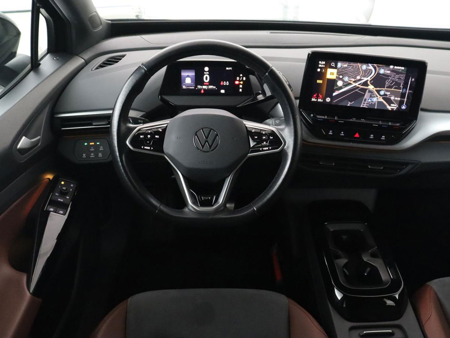 Volkswagen ID.4 Life 77 kWh | Trekhaak | Stoel & stuurverwarming | Camera | Adaptive cruise | Carplay | Navigatie | Parkeerhulp | Half leder