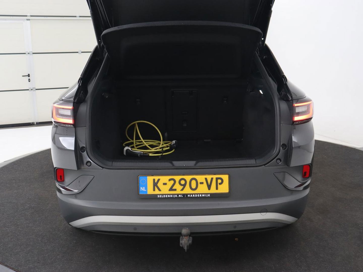 Volkswagen ID.4 Life 77 kWh | Trekhaak | Stoel & stuurverwarming | Camera | Adaptive cruise | Carplay | Navigatie | Parkeerhulp | Half leder