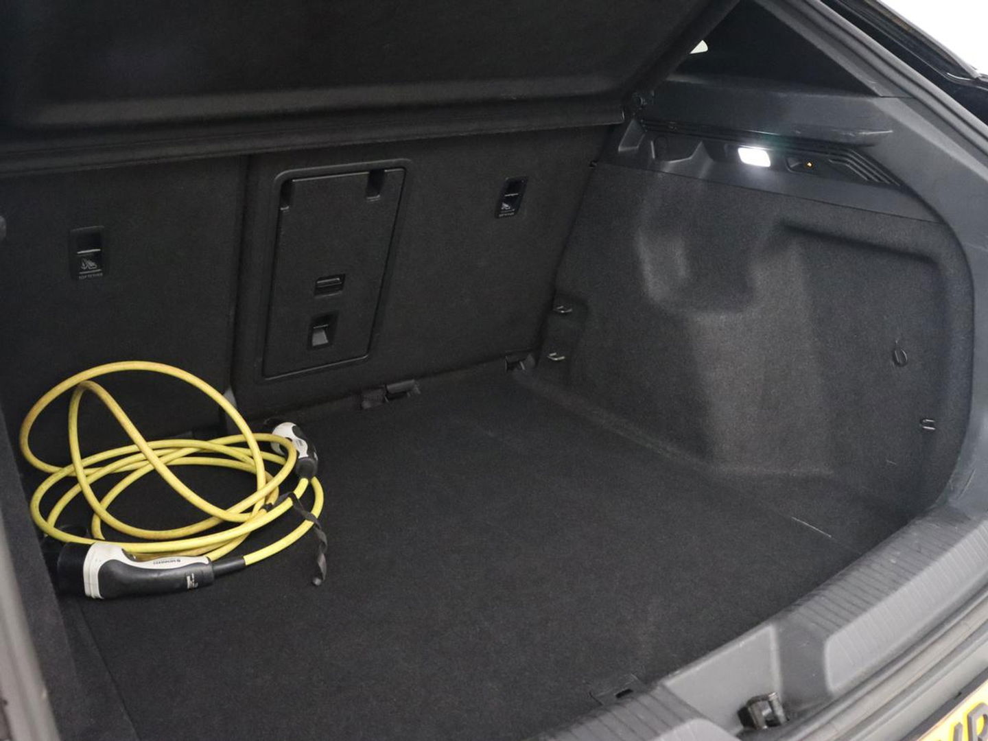Volkswagen ID.4 Life 77 kWh | Trekhaak | Stoel & stuurverwarming | Camera | Adaptive cruise | Carplay | Navigatie | Parkeerhulp | Half leder