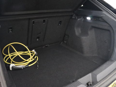 Volkswagen ID.4 Life 77 kWh | Trekhaak | Stoel & stuurverwarming | Camera | Adaptive cruise | Carplay | Navigatie | Parkeerhulp | Half leder