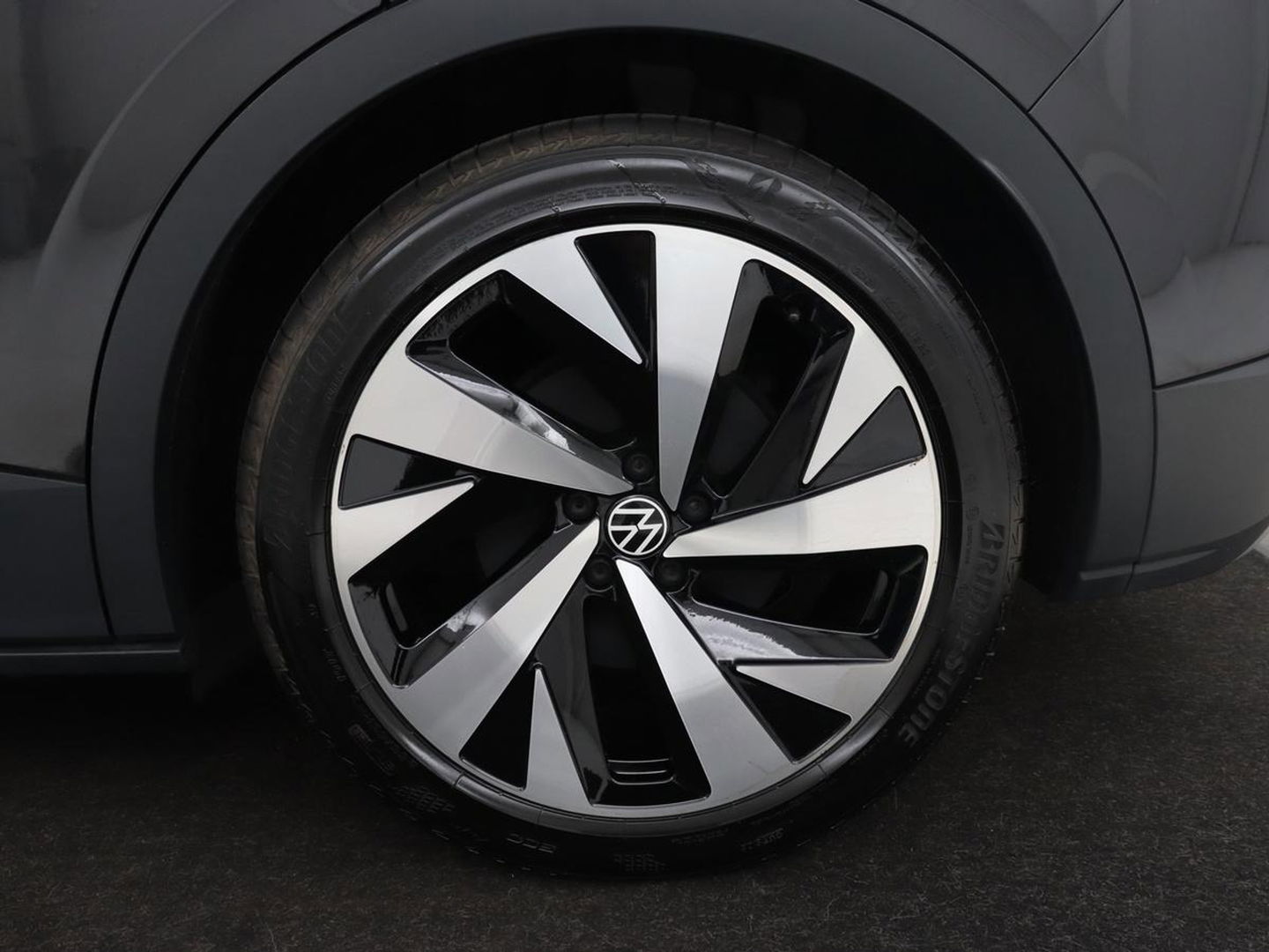 Volkswagen ID.4 Life 77 kWh | Trekhaak | Stoel & stuurverwarming | Camera | Adaptive cruise | Carplay | Navigatie | Parkeerhulp | Half leder