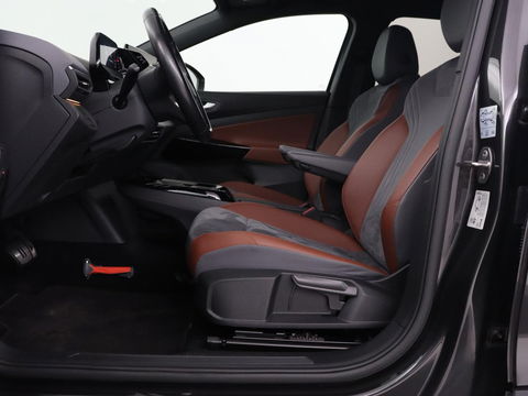 Volkswagen ID.4 Life 77 kWh | Trekhaak | Stoel & stuurverwarming | Camera | Adaptive cruise | Carplay | Navigatie | Parkeerhulp | Half leder